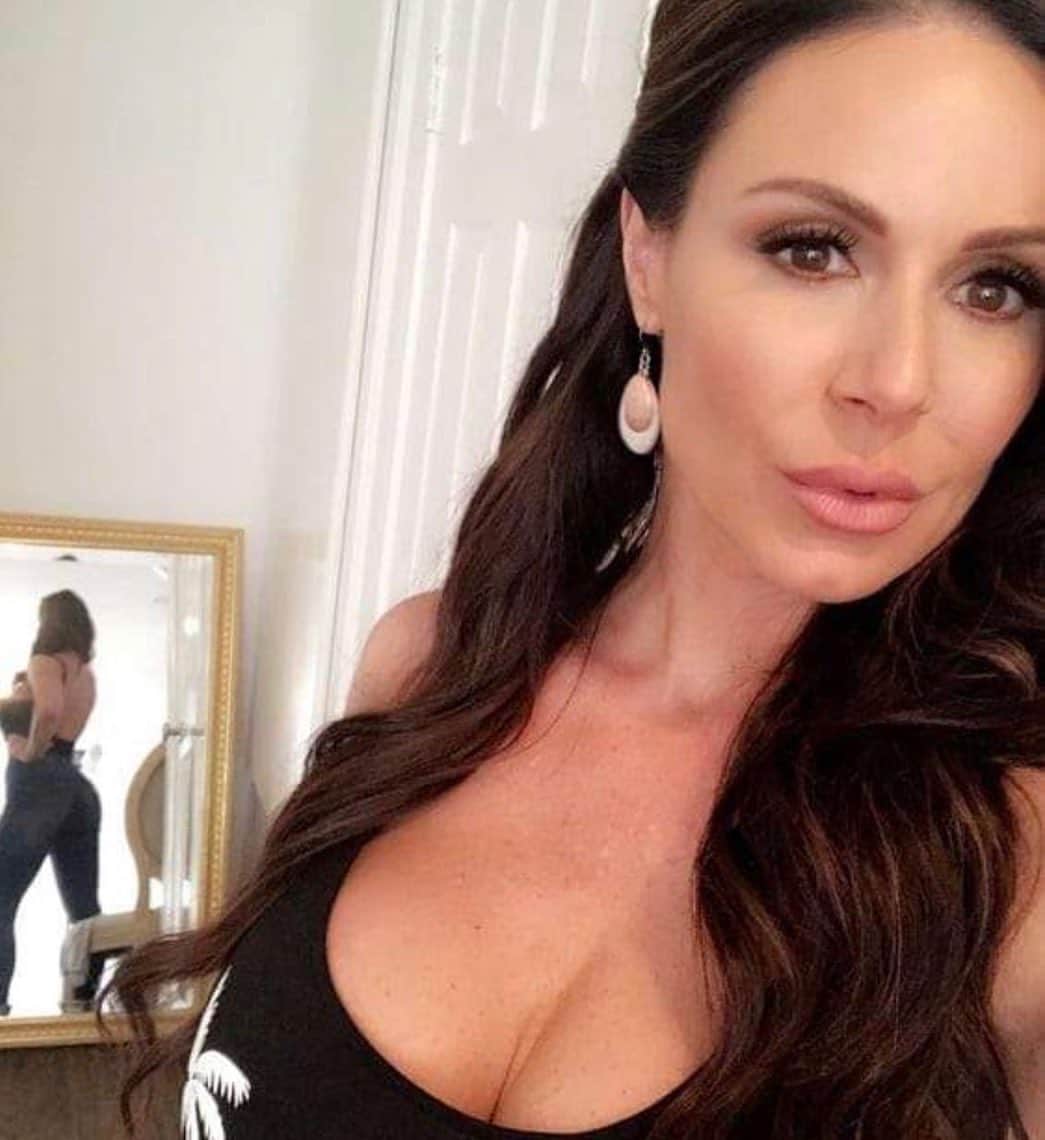 Kendra Lustさんのインスタグラム写真 - (Kendra LustInstagram)「#fridayvibes only looking back if it’s at a nice booty 😏 #fridaymood #fbf #selfie」6月6日 6時03分 - kendralust
