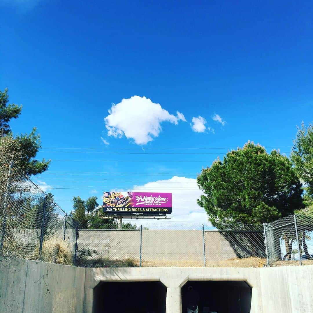 丸山ゴンザレスのインスタグラム：「どうでもいい旅の思い出。空がめっちゃ青い。これぞ晴天なり。  #urbanexploration #travel #lasvegas  #underground」
