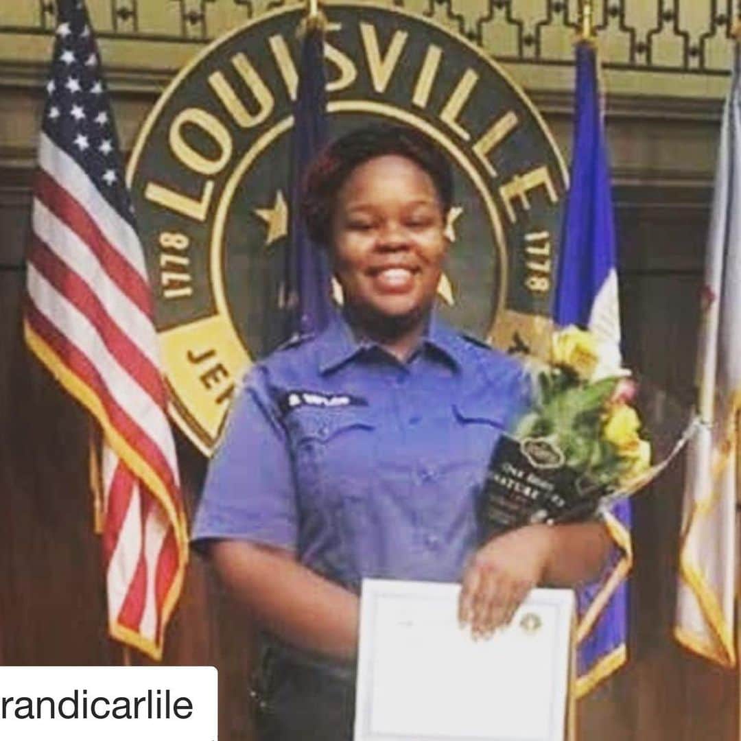 ジェリー・ライアンのインスタグラム：「#Repost @brandicarlile with @get_repost ・・・ Breonna Taylor was an award-winning EMT and first responder in Louisville, KY, who loved helping her patients and her community. "She was an essential worker. She had to go to work," her mother, Tamika Palmer said of her dedication to standing on the frontlines of this pandemic. "She didn't have a problem with that." On the night of March 13th, the Louisville Metro Police executed a no knock warrant, looking for drugs they never found, reportedly trafficked by a person who did not live with Breonna or in her complex-and whom they already had in custody.  They sprayed her home with 20 rounds, shooting Breonna 8 times, killing her in her bed.  Neither the Louisville Metro Police nor Mayor Greg Fischer have given her mother any answers. "Not one person has talked to me. Not one person has explained anything to me," Tamika Palmer, Taylor’s mother, said in an interview. "I want justice for her. I want them to say her name. There’s no reason Breonna should be dead at all." Today would have been Breonna’s 27th birthday.  Please join me in signing the petition demanding justice for Breonna. *link in bio  #breday #breonnataylor #fightforbreonna #sayhername」