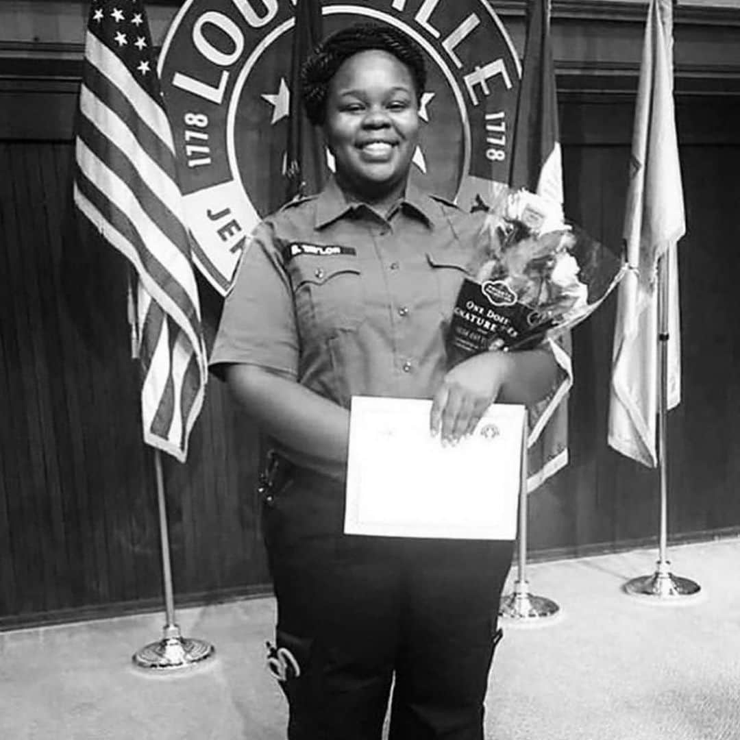 KATのインスタグラム：「Breonna Taylor and her wrongful death has been on my heart for weeks now. ❤️ She was such a beautiful soul who served our nation during this Covid Crisis. It’s her birthday today. She would have turned 27. You can swipe right to see actions we can take to honor her beautiful life today.  Police should never break in to someone’s house without announcing themselves, start shooting, kill someone and not be held accountable. #justiceforbreonnataylor #birthdayforbreonna #sayhername」