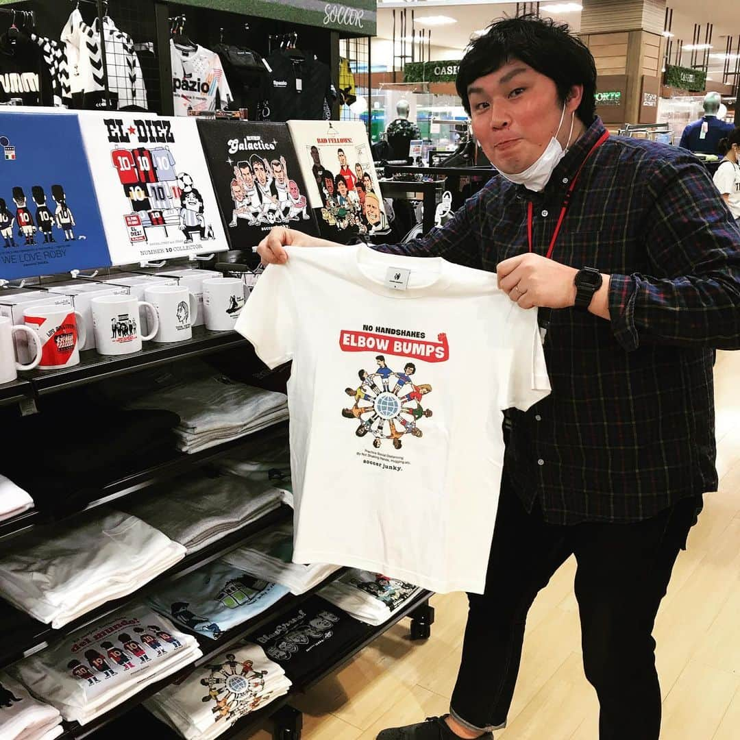 I_am_soccerjunkyさんのインスタグラム写真 - (I_am_soccerjunkyInstagram)「⚽️ リニューアルオープンしたスポーツオーソリティ幕張新都心店さんにサッカージャンキーコーナーが登場！こちらのパネルが目印です！😊 バイヤーの永盛さんのオススメはELBOW BUMPS Tシャツ👍  #スポーツオーソリティ #幕張新都心 #イオンモール幕張新都心 #アクティブモール #sportsauthority #aeon  #イオン #イオンモール  #soccerjunky #サッカージャンキー」6月6日 6時53分 - soccerjunky_official