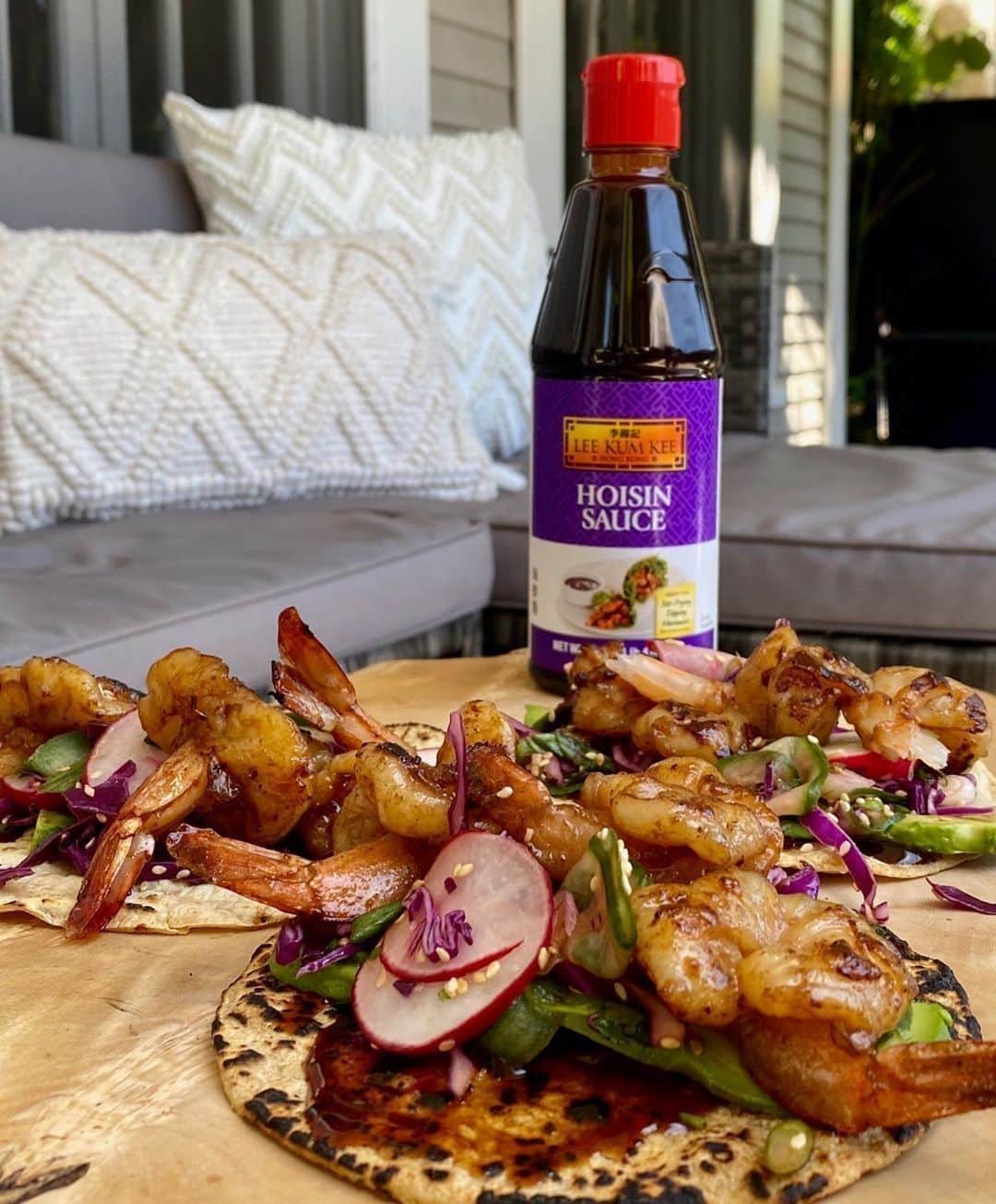 Lee Kum Kee USA（李錦記）さんのインスタグラム写真 - (Lee Kum Kee USA（李錦記）Instagram)「@carolineartiss created these delicious Lee Kum Kee Hoisin Shrimp Tacos that are the perfect summertime meal! Be sure to check out her YouTube channel for the full recipe!」6月6日 7時00分 - leekumkeeusa