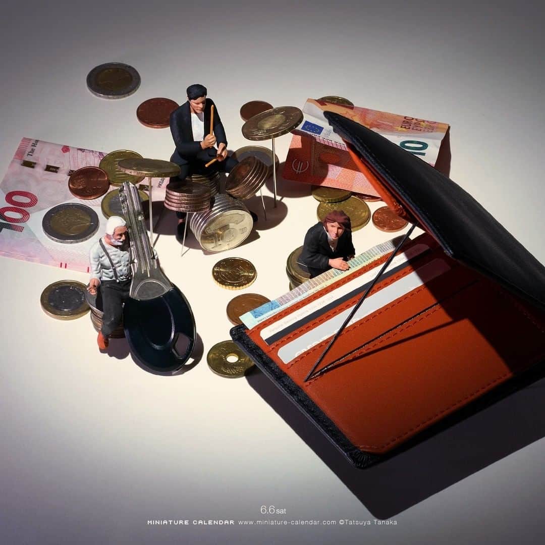 田中達也さんのインスタグラム写真 - (田中達也Instagram)「⠀ “Dreaming Costs Money” ⠀ 続けるためにはお金がかかる ⠀ #楽器の日 #財布  #MusicalInstrument #Wallet ⠀」6月6日 7時00分 - tanaka_tatsuya