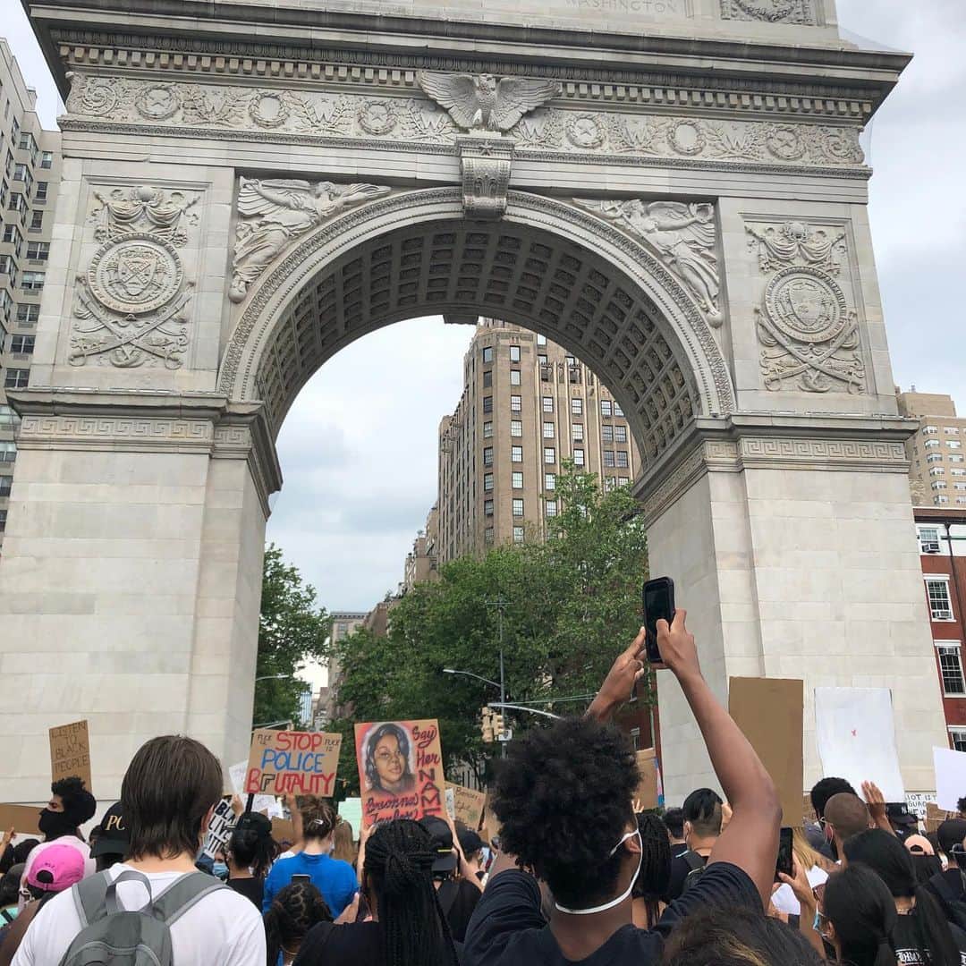 デイヴィッド・ドゥカヴニーのインスタグラム：「I’m proud of my children protesting in the neighborhood I grew up in. “We are not to simply bandage the wounds of victims beneath the wheels of injustice, we are to drive a spoke into the wheel itself.” - Dietrich Bonhoeffer #BlackLivesMatter」