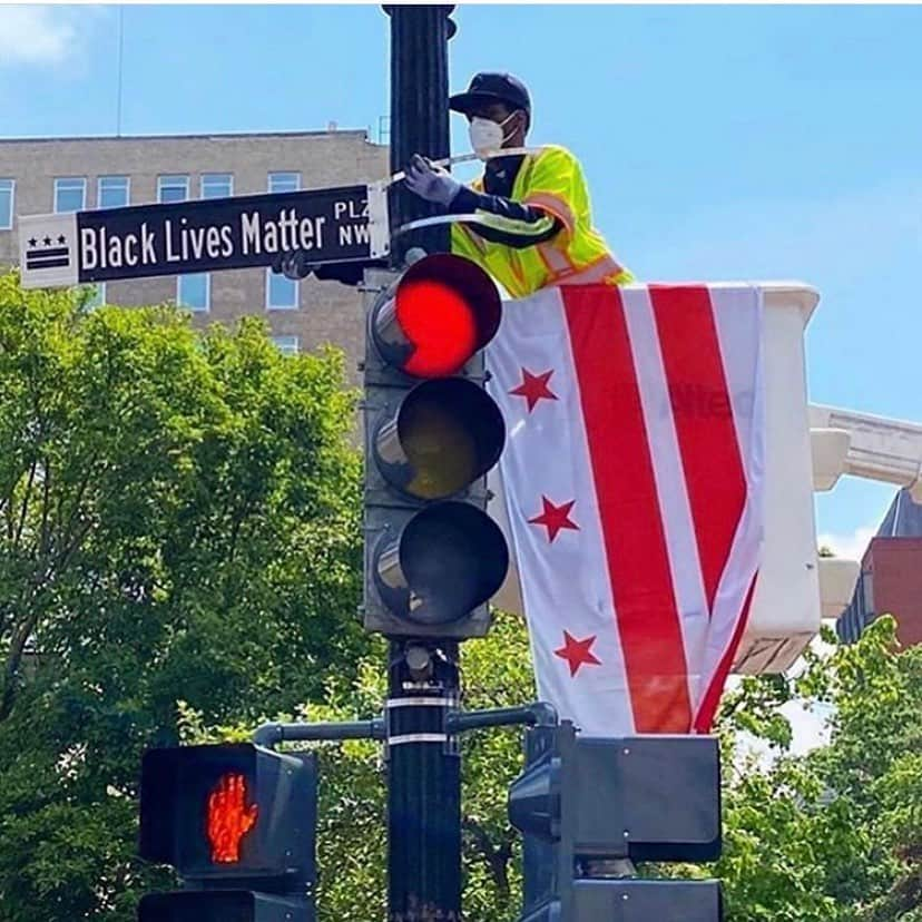 ジュディ・レイエスさんのインスタグラム写真 - (ジュディ・レイエスInstagram)「Now the official name of the road leading to the White House. #blacklivesmatter ✊🏾👑🇩🇴」6月6日 7時03分 - itisijudyreyes1