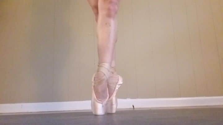 Lily Saito (齊藤莉理)のインスタグラム：「Workin' on the footwork 😜」