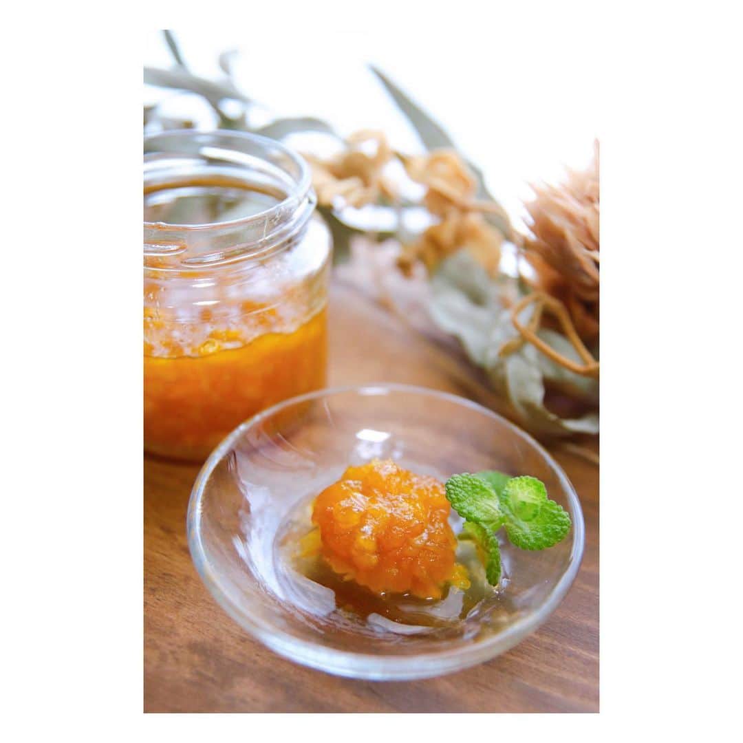 のインスタグラム：「・ 皆さま、おはようございま〜す♬ 本日は手作りコンフィチュールのpicですっ❤︎ 先日いただいた「びわ」を使って… コンフィチュールを作りました〜♬ 味見をしたら… キャー❤︎めちゃくちゃ美味しい！！🙌 うまくできました〜♬ ヨーグルトに入れたり… クリームチーズに乗っけても美味しいよっ！！ 「びわ茶」も作りたいから、今は葉を乾燥中。。。❤︎ 種以外は捨てることなくいろいろ作っちゃいます😁 これってエコよね？☺️ ・ #びわジャム#季節を楽しむ#初夏#CanonEOSKissX9i#一眼レフ#写真を撮るのが好きな人と繋がりたい#loquatconfiture#コンフィチュール#旬の味覚#旬#おうち時間#フルーツ好きな人と繋がりたい #fruit#枇杷#フォトジェニック#旬の果物#vitamina#followme#ファインダー越しの私の世界#カメラ女子#confiture#ドライフラワーのある暮らし#フォローミー#ありがとう#果物#eriobotryajaponica#fruits#カメラ好きな人と繋がりたい #フルーツ好き#photogenic」