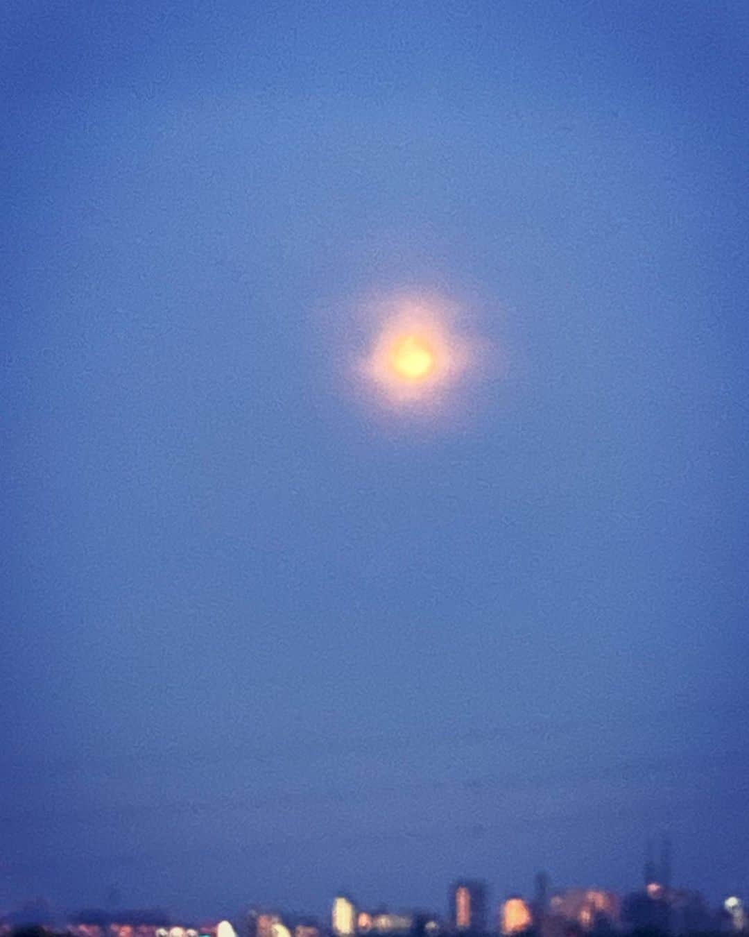 睦のインスタグラム：「夕方の ポケモンgo 散歩で 見上げた ストロベリームーン😌  #ポケモン  #ポケモンgo  #ポケモンgo散歩  #pokémongo  #pokemongo  #pokemon  #ストロベリームーン  #strawberrymoon  #moon  #strawberry  #散歩　 #nightsky  #walk  #sky  #夜空　 #免疫力 #うちで過ごそう  #家にいよう  #おうちですごそう  #covid19  #コロナ対策  #新型コロナウイルス  #コロナウィルスが早く終息しますように  #ssw  #作詞家  #artist  #lyricist  #model  #井上睦都実 #睦」