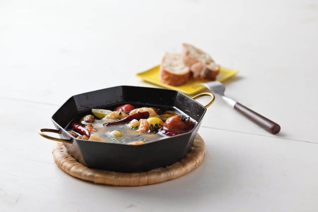 Komerco-コメルコ-さんのインスタグラム写真 - (Komerco-コメルコ-Instagram)「. 目をひく八角形の鉄鍋を そのまま食卓へ . 真鍮の取手がろう付けされた モダンなのに味わいを感じさせるデザイン✨ . 鉄そのものを生かすために 表面を油焼きしてあります。 . お肉やお魚のグリルの他、 パエリア、アヒージョなどの料理もおいしく仕上がりますよ😉 . ------------------------------- 十文字工房／八角鉄鍋 口径辺から辺まで17.5センチ 高さ4.2センチ . ▷こちらの作品はKomercoアプリとWebサイトでクリエイターから直接ご購入いただけます。 ホーム画面の検索窓で「十文字工房」と検索してください🔎 . ▷Web版はプロフィールリンクから📲 @komerco_official . ▷iOS版アプリのダウンロードはAppStoreにて「Komerco」または「コメルコ」と検索🔎 ------------------------------- . #komerco #コメルコ #cookpad #クックパッド #komercoごはん #料理をもっと楽しく #おうちごはんを楽しもう #おうちごはん #instafood #foodpic #cookinglove #手しごと #komercoクラフト #クラフト #手作り #一点物 #十文字工房 #鉄鍋 #真鍮 #鍋 #パエリア #アヒージョ」6月6日 7時30分 - komerco_official