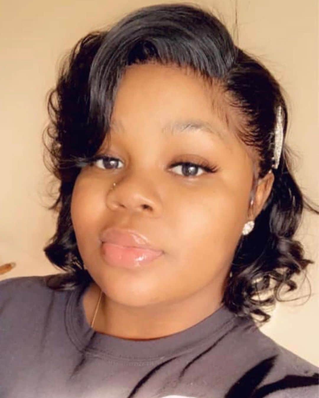 のインスタグラム：「Breonna Taylor would have been 27 today. She was wrongfully killed by police in her own home. All 3 officers have no charges against them. I’ve been reading about her all day today. I put a link in my bio that’s from @battymamzelle with actions that we can take. We need justice for Breonna.」