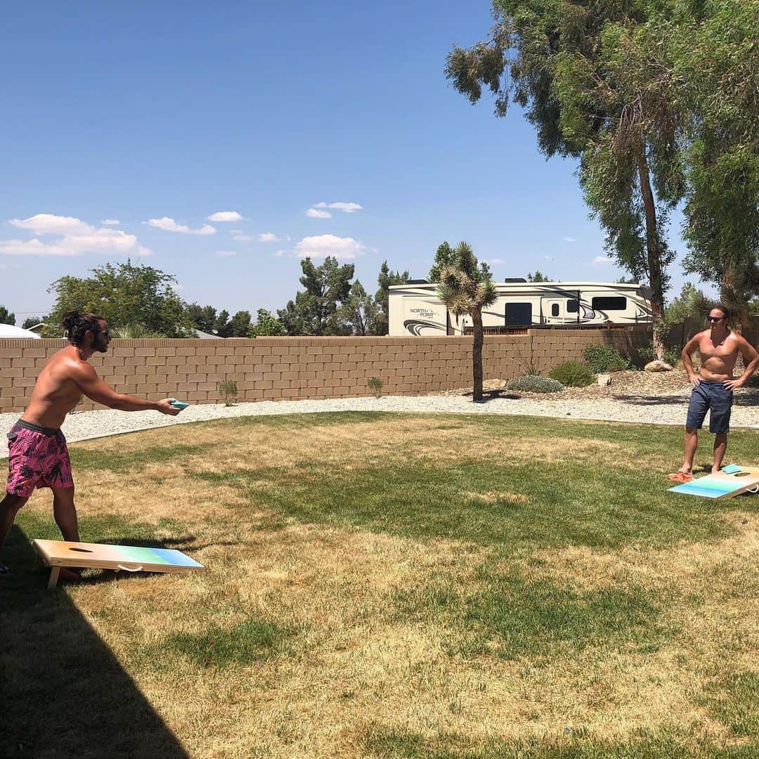 マット・ジャクソンのインスタグラム：「A competitive game of cornhole. Don’t mind the dead grass.」