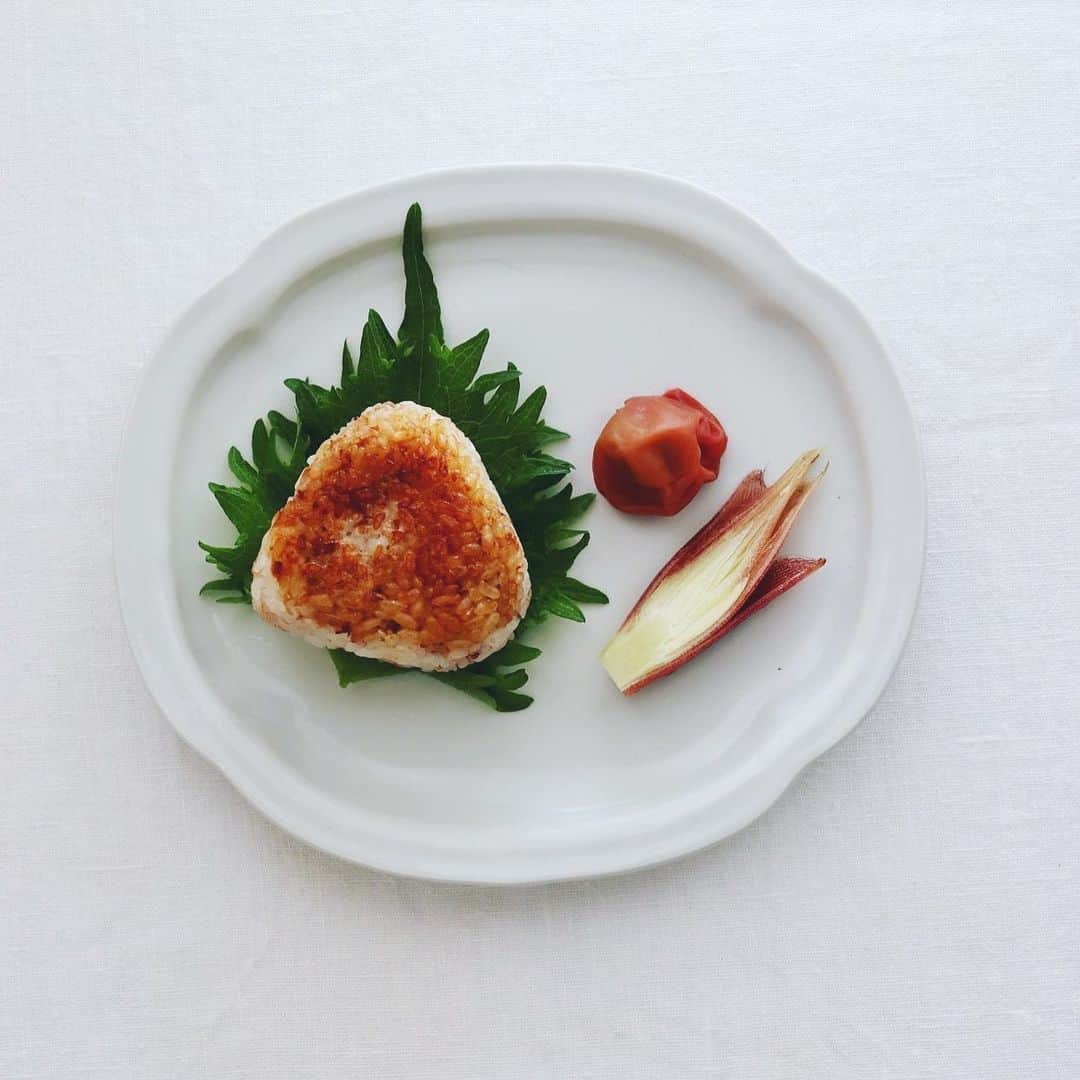 樋口正樹さんのインスタグラム写真 - (樋口正樹Instagram)「Yakionigiri . 今朝はおにぎり。 残り物のご飯に かつお節を混ぜ、 お醤油を塗って 網焼きしました。 . . #朝ごはん #焼きおにぎり #おにぎり #onigiri #riceball #yakionigiri」6月6日 8時03分 - higuccini