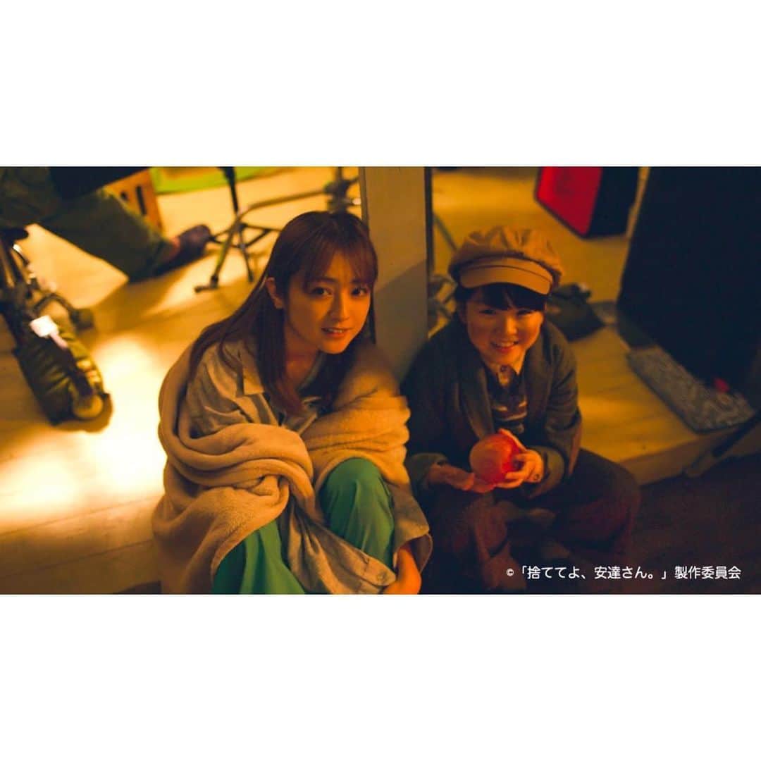 【公式】捨ててよ、安達さん。のインスタグラム：「‪昨夜の回で、謎の少女の正体がわかってきた方も多いようで…🍎🍎‬﻿ ‪#捨ててよ安達さん‬﻿ ‪#安達祐実 #川上凛子‬」