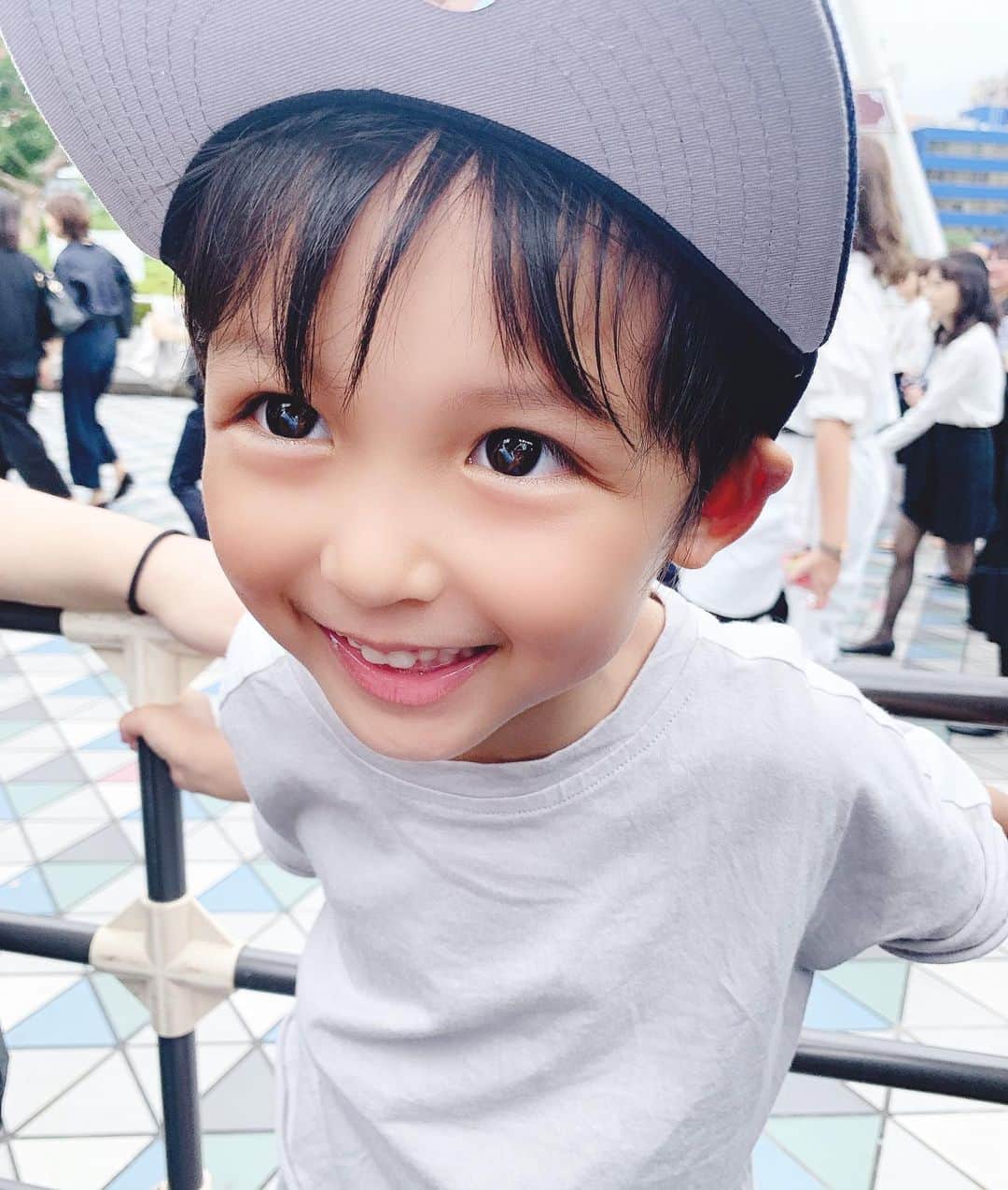ひかるのインスタグラム：「♥ . #そうくんスマイル . . げんきです！！ いきています！！！ コロナではないです！！！！笑 . . 生存確認でもしかしてコロナで隔離されているんですか？とdmきてびっくり！笑 ご心配おかけしてすみません #snsこわい 😇 . . 自粛ってなんだよーと3ヶ月前は戸惑っていたけど 今じゃ解除されてもスーパーも美容院も躊躇してしまう〜。 . . . . . . . #5歳 #男の子 #男の子ママ #cap #newera  #myprince  #息子 #過去pic」