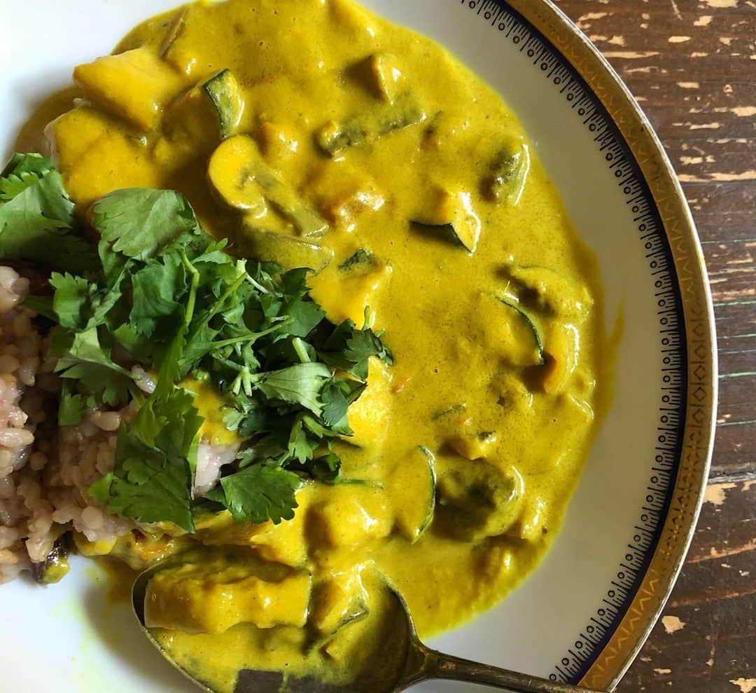 のインスタグラム：「Easy yellow vegan Curry 🍛 ( recipe below) Easy,quick,tasty😋 Ingredients  2/3 cup.  Cashew nuts (better to soak  4h,if you can) 1cup.  Water 1 can.  Coconut milk( use only  Above fatty part) 2 Tbsp.  Sesame oil 2 Tbsp.  Shoyu 2 Tbsp.  Maple syrup  1-2 clove.  Garlic ( fine chopped) 1 piece (20g) Ginger( grated) 1 Tbsp.  Curry powder 2 tsp.  Cumin seed ( crushed) 1 tsp.  Turmeric powder  1/4 tsp.  Sea salt.  Pinch of chili if you like Vegetables  Hands full.  Mushroom  1/2.  Onion 1.  Zucchini  1/2.  Paprika  1.  Tomato Coriander for topping  Directions  1. Drain cashew nuts and rinse well. Put in high speed blender with water. Mix well until it’s smooth( if need add some more water) 2. All the vegetables cut in cubes.  3. In the pan, add a sesame oil and garlic and ginger with medium heat. When the flavor comes, add 2Tbsp of coconuts fat and curry powder,cumin seed, turmeric powder to bring out the flavor.  4. In this pan, add a onions with stirring , make it little burnt. then add mash room,zucchini, tomato,paprika, one by one. When you add the vegetable, sprinkle the salt each times to bring out the taste. Stir fry for a while,if need add more coconut fat from the can. 5. Add rest of coconut fat and cashew cream, sea salt and maple syrup and Shoyu to taste. Cook with medium or low heat until your preference texture of the vegetables.  うちの子供らはぜーんぜん複雑な味とかスパイスとか、ハーブとか好きじゃなくて、とにかくシンプル、平凡な味を好む上、ココナッツが嫌い😅でも、なぜかこのカレーはいけるのです😏カシューナッツミルクでココナッツを薄めるのが肝！ 夏野菜は火を通す時間短いからすぐできる。何気にご飯は小豆玄米にすると玄米も食べてくれる😳✌️ 油にごま油、味付けに醤油を使い子供ウケを狙う。薬味は後乗せで乗り切りました😅 材料 カシューナッツ　　2/3 カップ (出来たら浸水4時間以上します) 水 　1カップ ココナッツミルク缶一個( 上のクリーム状のところだけ使います) 醤油 　大さじ2 メープル　大さじ2 ごま油　　大さじ2 ニンニク　二片、みじん切り 生姜 　20g すりおろし カレー粉　　大さじ1 クミンシード　小さじ1 つぶす ターメリックパウダー　小さじ1 塩　　小さじ1/4  マッシュルーム　　一つかみ 玉ねぎ 　1/2個 ズッキーニ　１本 パプリカ 　1/2個 トマト 　1個 作り方 1.カシューナッツは分量の水とブレンダーにいれ攪拌しておく。 2.野菜は角ぎりに。フライパンにごま油熱し、ニンニク、生姜炒める。ココナッツクリーム部を少し加え、スパイスもいれ更に炒め香りをだす。 3.そこにさらにココナッツクリームを足し、玉ねぎを炒め、野菜を次々と加え炒める。その都度塩で味を引き出す。 4.残りのココナッツクリームとカシューミルクを加え、醤油、塩、メープルで味を整え、好きな固さに野菜を煮込む。#vegan #curry #berlin #food #organic #ビーガン #カレー #ベルリン #簡単レシピ」