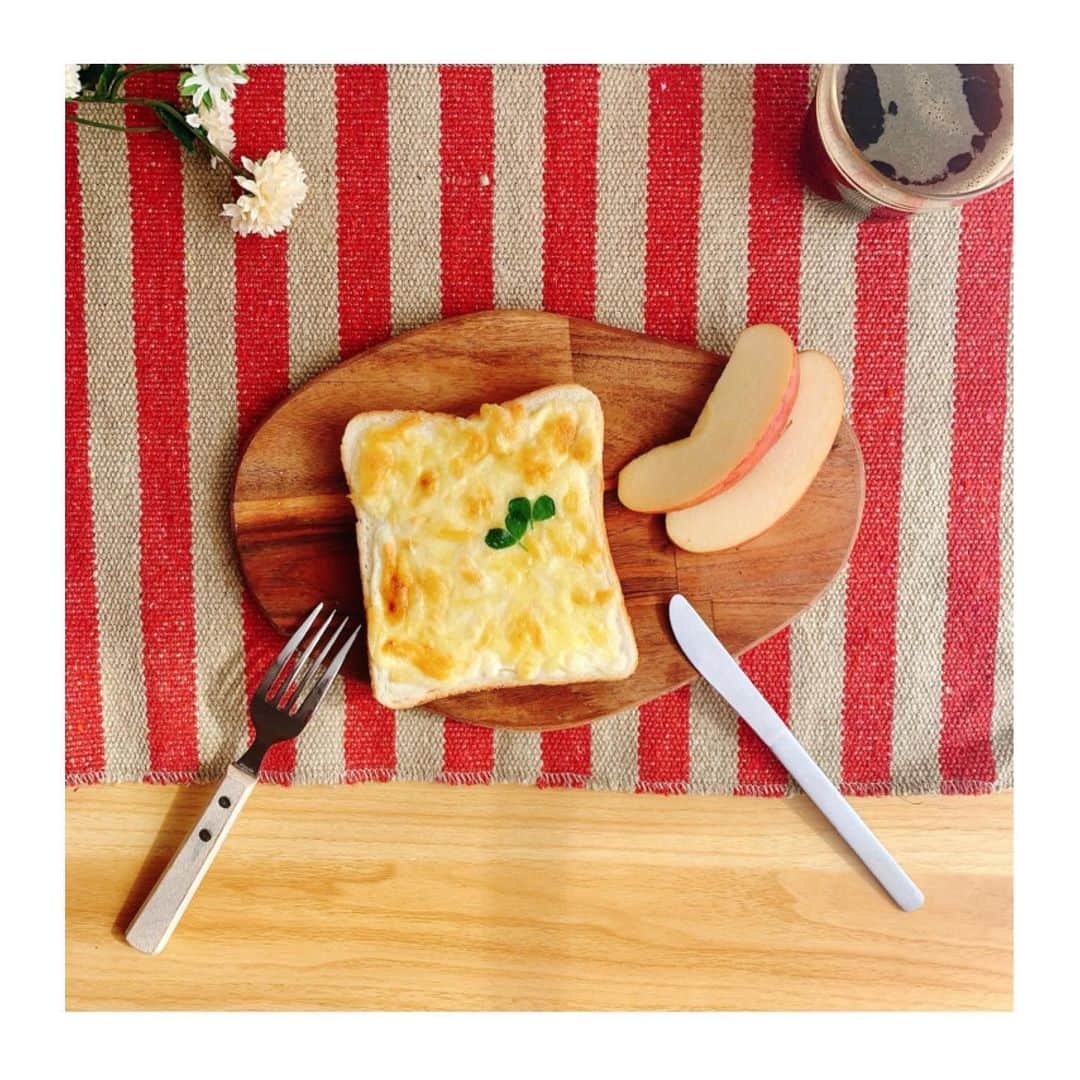 のインスタグラム：「. #藤原製パン #おうち時間 #stayhome . #今日のトースト . #チーズケーキトースト . チーズケーキが好きすぎて、簡単トーストバージョン。 ヨーグルト、レモン汁、砂糖混ぜたものを塗って、上にピザチーズを載せてトースト。 . 簡単で、美味しいけど、やっぱりほんとのチーズケーキには負けるね😂 パンって感じ笑 . . チーズパンの、毎回パンちぎる時のトロ〜てやつ、訳もなく幸せですね。」