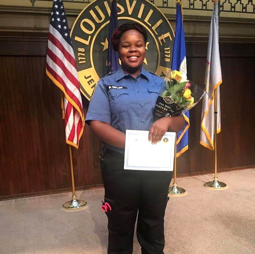 マックルモアーのインスタグラム：「Today would have been Breonna Taylor’s 27th birthday.  She was an EMT technician from Louisville, Kentucky who was on the front line treating covid patients and working to become a nurse and start a family.  On March 13th the Louisville police burst into her apartment with no warrant and shot her 8 times while she was sleeping.  She was murdered by the police who were suppose to serve and protect her.  Still, no arrests have been made.  It’s imperative that we share her story and demand that the police who murdered Breonna are arrested and charged.  Click the link in bio to help bring her justice.  #breonnataylor」