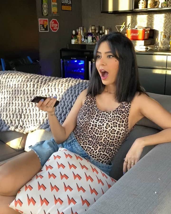 Gabriela Salesのインスタグラム：「“De quem é o próximo ex?” Só espero que não seja o meu kkkk affi qui ódios, sonhei poxa. Quem também fica com vários ódios quando sonha com o boy aprontando? 😂😂😂 Lacrinhas, corre que tem temporada nova do De Férias com o Ex na @mtvbrasil e no @primevideobr ! Tá babado, gent. *publi #ExNoPrimeVideo #ExNaMTV - #videosricademarre #publidavidareal」