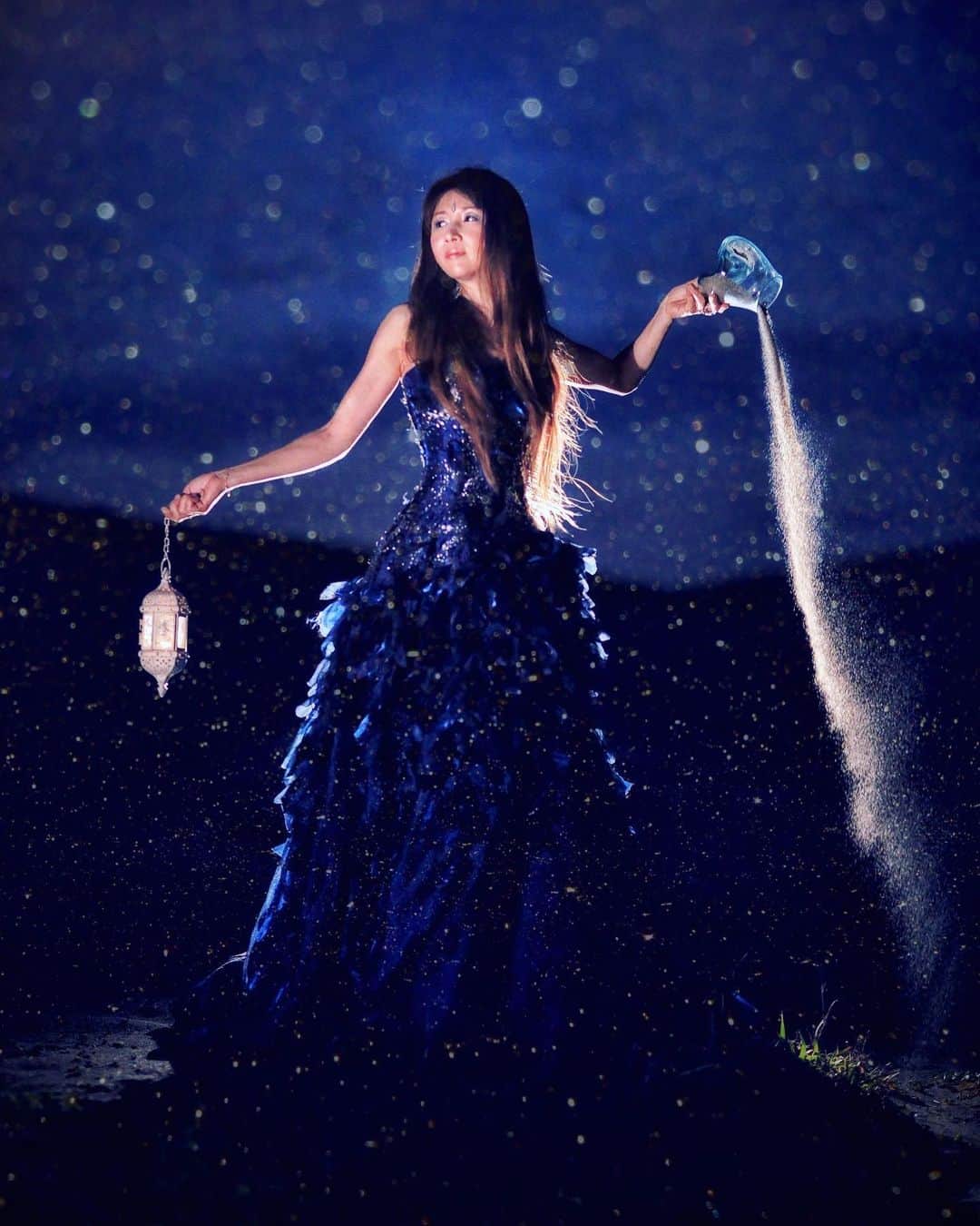 舘林佳史のインスタグラム：「🏜砂漠の女王👸﻿ ﻿ ⚜️⚜️⚜️⚜️⚜️⚜️⚜️⚜️⚜️⚜️⚜️⚜️﻿ ダークファンタジーの世界へようこそ😱﻿ ﻿ アーティスト河原優子さんのイメージングフォト✨﻿ @yuko_kawahara_ ﻿ ﻿ 宣材撮影を夕暮れ乃砂丘で撮らせて頂きました🥰💕﻿ ﻿ ガラスの瓶から光る砂が流れる感じがメッチャかっこよく撮れました😎✨﻿ ﻿ ヘアメイクは極美のIzumi﻿ さん✨いつもながら流石イメージにピッタリメイクでございます❣️﻿ @izumikaneta ﻿ ﻿ ジャケ写の完成楽しみです😙💕﻿ ﻿ ﻿ 物語の主人公になりたい方✨﻿ ﻿ 撮影のご依頼等お気軽にお問い合わせ下さい(о´∀`о) ﻿ #ドラマティックストーリーフォト﻿ ﻿ ﻿ 誰でも物語の主人公になれる‼︎をキャッチコピーに﻿ ドラマや映画の物語のワンシーンの様なDramaticStoryPhotと言う名前で活動作品作りをしています。﻿ ﻿ 大好評のドラマティックフォトのご依頼はこのクオリティーで30000円〜(ほぼ諸経費)で受け賜わっています)^o^( ﻿ ﻿ 素敵な作品を一緒に作りたい！コラボレーションしたい 美容師・メイクアップアーティストさん ・服飾デザイナーさんクリエイターさん募集中です✨﻿ ﻿ 作品作り体験モデルに興味がある方ドラマティックフォト依頼 の方はこちら﻿ ﻿ ①お名前:②地域:③年齢:④身長: ⑤InstagramID: LINE ID:⑥応募理由:﻿ ﻿ 最近の髪型スタイルの分かる写真をDMまたはメール下さい✨📩contact@dramaticphoto.jp﻿ ﻿ ギャラリーモデル個撮希望カメラマンはお繋ぎしますのでモデル名と希望日DMでお問い合わせ下さいませ❣️﻿ ﻿ ﻿ #アーティスト#アー写#砂漠の女王#女王様#姫#ドラマチック#ファンタジー#ストロビスト#撮影依頼#モデル募集#モデル#ロケーションフォト#ファインダー越しの私の世界#写真撮る人と繋がりたい#photographer#ポートレート#ポートレート#撮影モデル﻿ #rsa_portraits #team_jp_ #東京カメラ部﻿ #tokyocameraclub#bestphotogram_portraits#IGersJP#ig_bless_women」