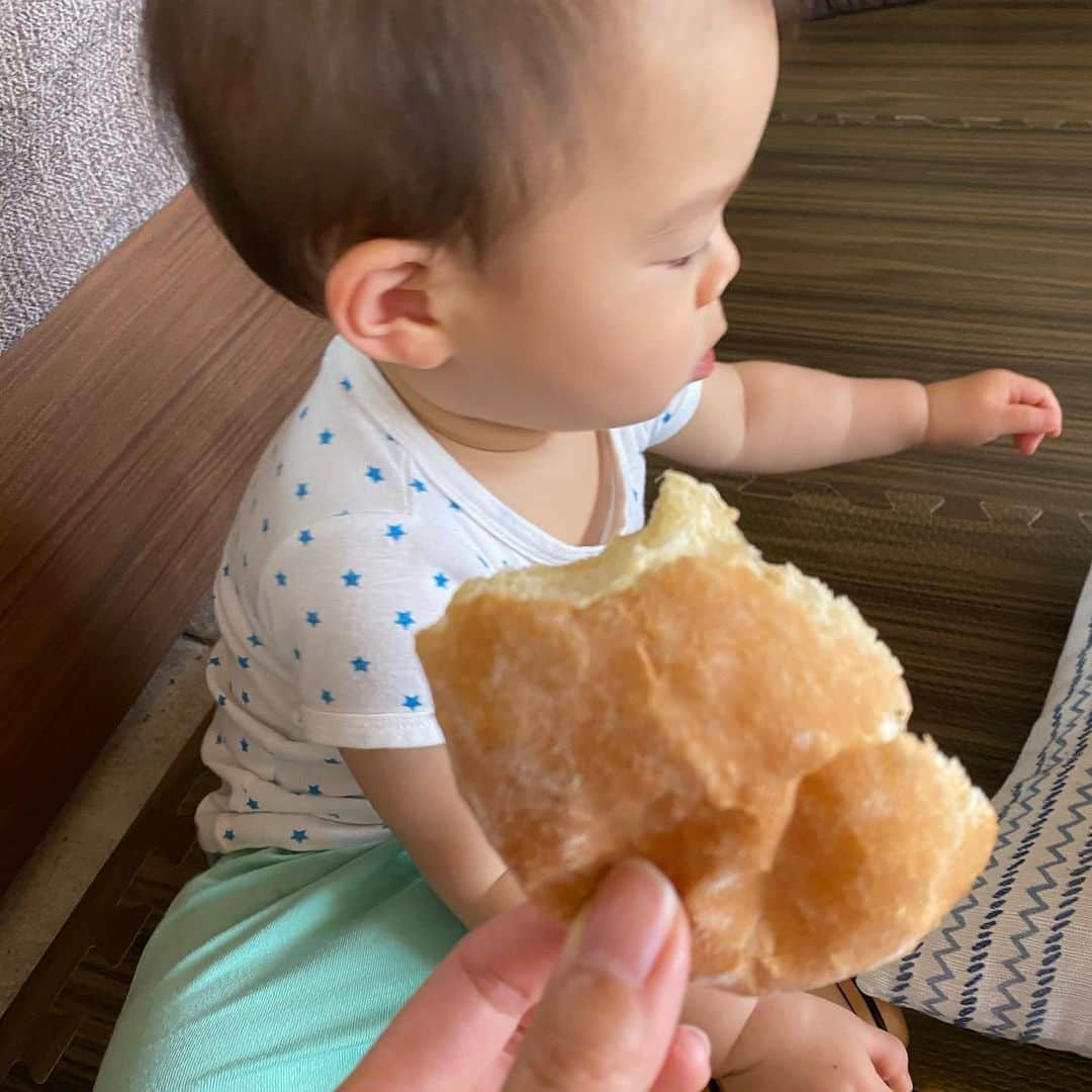 今井美穂さんのインスタグラム写真 - (今井美穂Instagram)「頂いた手作りパンが美味しすぎる😍﻿ レーズンパンも💕﻿ ﻿ やっぱりパン教室に通ってる方すごいなぁ😁﻿ ﻿ 息子もぱくり😁﻿ ﻿ #頂きもの﻿ #手作りパン﻿ #朝食」6月6日 9時01分 - imaimiho1209