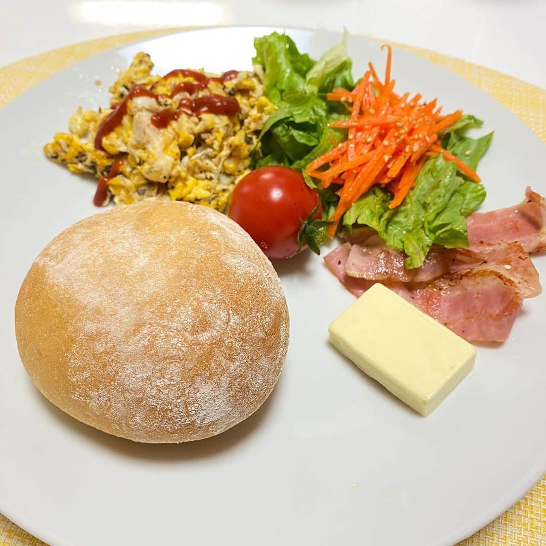 のインスタグラム：「頂いた手作りパンが美味しすぎる😍﻿ レーズンパンも💕﻿ ﻿ やっぱりパン教室に通ってる方すごいなぁ😁﻿ ﻿ 息子もぱくり😁﻿ ﻿ #頂きもの﻿ #手作りパン﻿ #朝食」