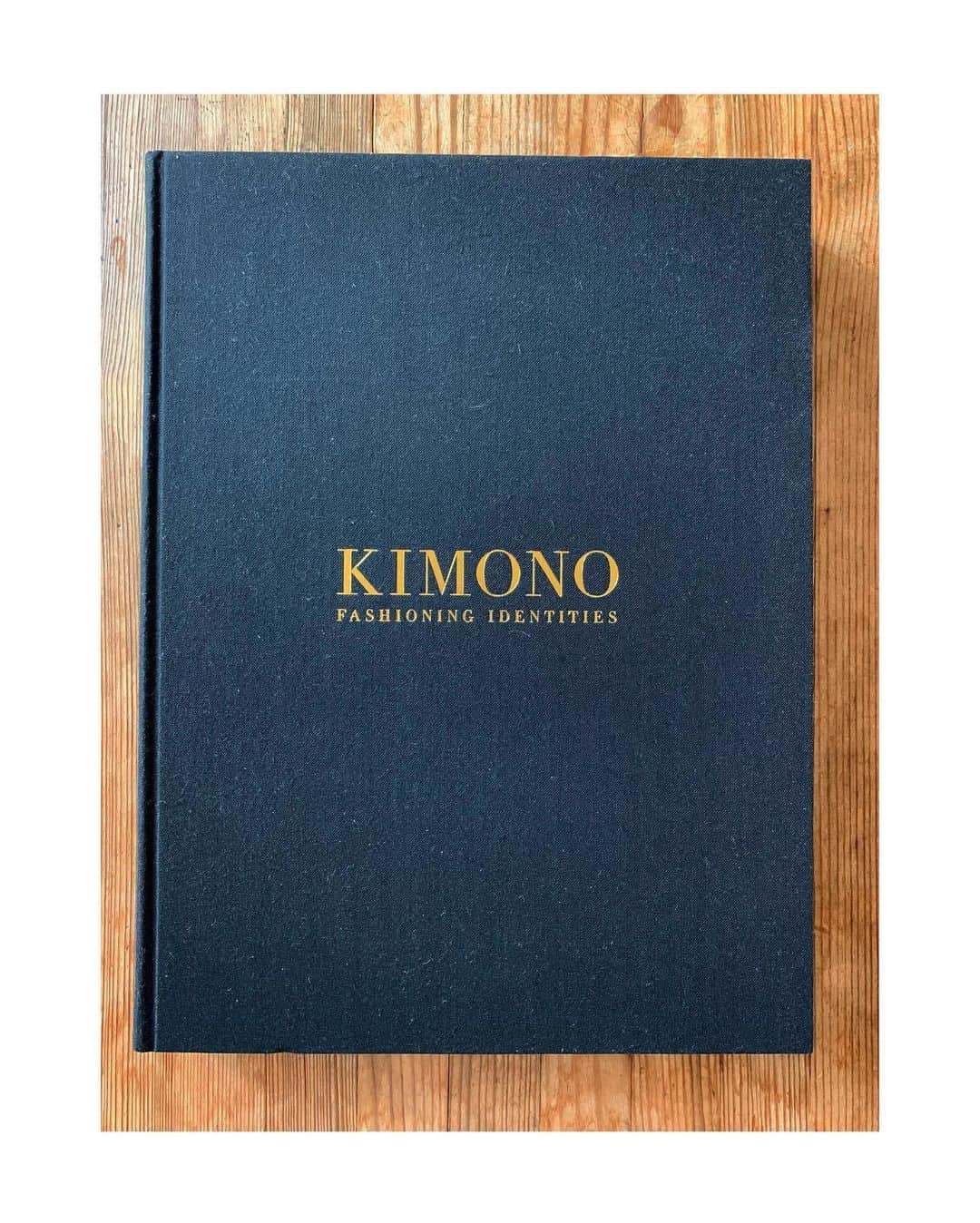 山崎陽子さんのインスタグラム写真 - (山崎陽子Instagram)「夏の月。 図録届く。美しく、充実の内容。 #きもの #kimono  #東京国立博物館 #図録  重さ1.6kg。自粛中に増えた体重と同じ…」6月6日 9時03分 - yhyamasaki