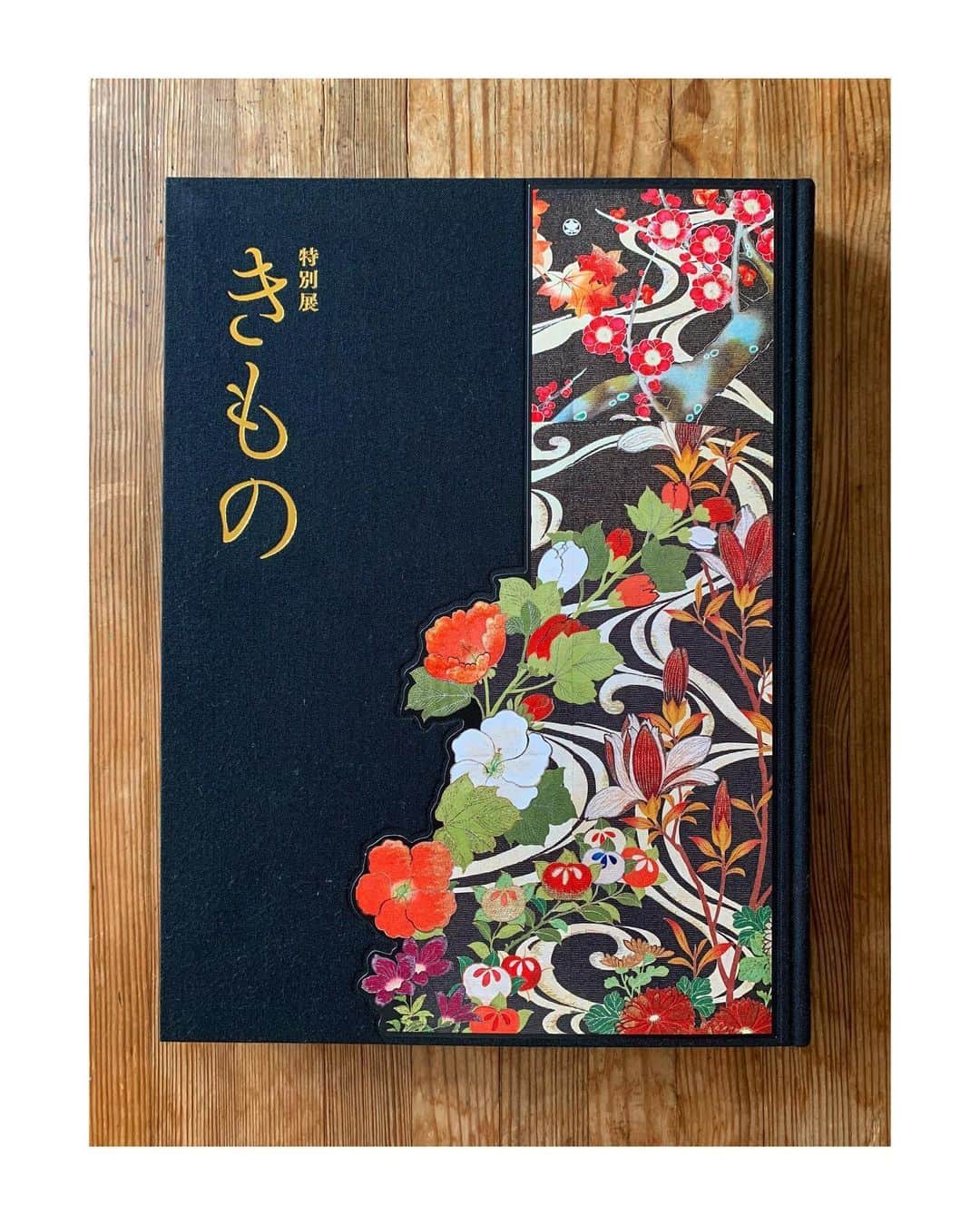 山崎陽子さんのインスタグラム写真 - (山崎陽子Instagram)「夏の月。 図録届く。美しく、充実の内容。 #きもの #kimono  #東京国立博物館 #図録  重さ1.6kg。自粛中に増えた体重と同じ…」6月6日 9時03分 - yhyamasaki