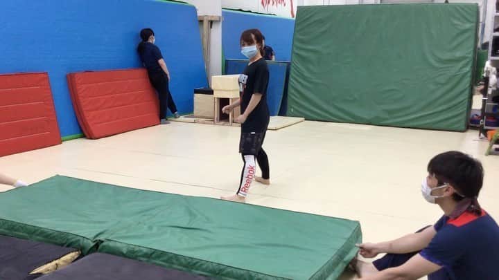 中島翔子のインスタグラム：「バタツイの練習ちゃんとやったのはじめて。 #aacstuntsgym #action」