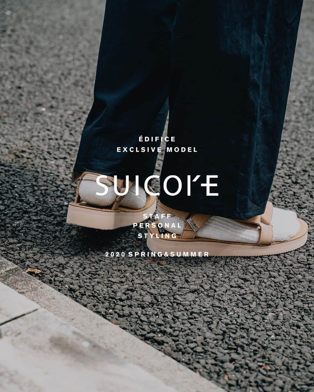 のインスタグラム：「【SUICOKE - Staff style collection - 】﻿ ﻿ 定番人気のDEPA-ECSをベースにした特別感のある仕上がり。﻿ ﻿ アイコニックなストラップによるホールド感や履き心地の良さはそのままに、フェイクスウェードとカラーリングで上品さをプラス。﻿ ﻿ そしてストラップの剣先やストラップ同士の接合部をメタルパーツを採用したことで全体をシックにまとめ上げました。﻿ ﻿ 大人見えなスポーツサンダルはショーツはもちろん、スラックスとの相性も抜群。ソックスとのコーディネートもお楽しみいただけます。﻿ ﻿ ﻿ 【SUICOKE / スイコック】﻿ 「本当に自分たちが欲しいもの、所有したいものだけを作っていく」という挑戦的創造開発をコンセプトとして2006年にスタートした日本のシューズブランド。独自開発のSUICOKE【スイコック】オリジナルサンダルEVAフットベッドを使用したサンダルを発表。どのモデルも柔軟な踏み心地に加え、反発性を兼ね備えた仕上がりとなっている。﻿ ﻿ ﻿ Shirt : 【AURALEE EX】¥25,000+tax﻿ No : 20050310002310﻿ Pants : 【AURALEE EX】¥32,000+tax﻿ No : 20030310002510﻿ Tee : 【EDIFICE LA BOUCLE】¥6,800+tax﻿ No : 20071300605010﻿ Sandals : 【SUICOKE EX】¥12,000+tax﻿ No : 20093310003510﻿ ﻿ ﻿ ﻿ ﻿ ﻿ ﻿ ﻿ ﻿ ﻿ ✁----------------------------------------﻿ #edifice #menssandals #sandalstyle #coordinate #2020ss #suicoke #mensfashion #mensstyle #menswear #exclusive #suede #strapsandals #menwithclass #menwithstyle #mensclassic #mensclothing #mensclothes #dapper #dapperman #dapperstyle #エディフス #スイコック #夏サンダル #エディフィス別注 #ストリートスナップ #着こなし」