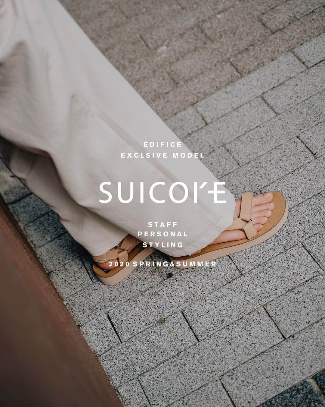のインスタグラム：「【SUICOKE - Staff style collection - 】﻿ ﻿ 定番人気のDEPA-ECSをベースにした特別感のある仕上がり。﻿ ﻿ アイコニックなストラップによるホールド感や履き心地の良さはそのままに、フェイクスウェードとカラーリングで上品さをプラス。﻿ ﻿ そしてストラップの剣先やストラップ同士の接合部をメタルパーツを採用したことで全体をシックにまとめ上げました。﻿ ﻿ 大人見えなスポーツサンダルはショーツはもちろん、スラックスとの相性も抜群。ソックスとのコーディネートもお楽しみいただけます。﻿ ﻿ ﻿ 【SUICOKE / スイコック】﻿ 「本当に自分たちが欲しいもの、所有したいものだけを作っていく」という挑戦的創造開発をコンセプトとして2006年にスタートした日本のシューズブランド。独自開発のSUICOKE【スイコック】オリジナルサンダルEVAフットベッドを使用したサンダルを発表。どのモデルも柔軟な踏み心地に加え、反発性を兼ね備えた仕上がりとなっている。﻿ ﻿ ﻿ Shirt : 【mii】¥17,000+tax﻿ No : 20051310920010﻿ Pants : 【EDIFICE LA BOUCLE】¥18,000+tax﻿ No : 20030300616010﻿ Tee : 【AURALEE】¥12,000+tax﻿ No : 20071310000810﻿ Sandals : 【SUICOKE EX】¥12,000+tax﻿ No : 20093310003510﻿ ﻿ ﻿ ﻿ ﻿ ﻿ ﻿ ﻿ ﻿ ﻿ ✁----------------------------------------﻿ #edifice #menssandals #sandalstyle #coordinate #2020ss #suicoke #mensfashion #mensstyle #menswear #exclusive #suede #strapsandals #menwithclass #menwithstyle #mensclassic #mensclothing #mensclothes #dapper #dapperman #dapperstyle #エディフス #スイコック #夏サンダル #エディフィス別注 #ストリートスナップ #着こなし」