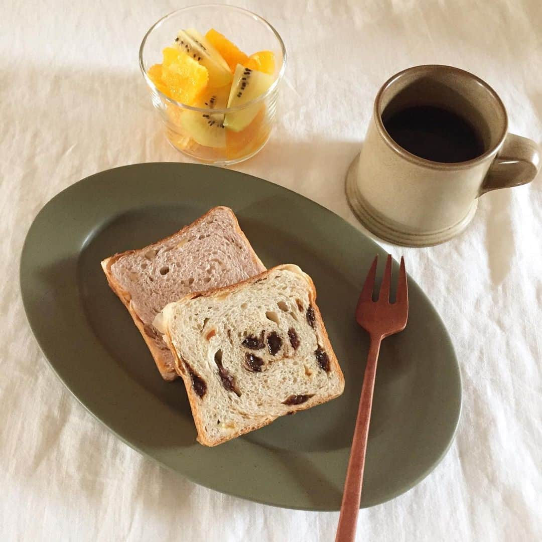 彩住宅のインスタグラム：「#朝ごパン #レーズンパン #くるみパン #天然酵母 #丁寧な仕事 #breakfast  #coffee #雲のむこうはいつもあお空」