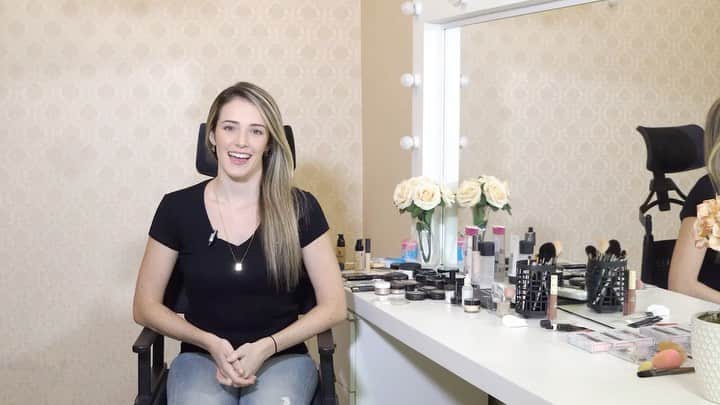 ナターリア・ガウジオのインスタグラム：「SUPER NOVIDADE PARA VOCÊS!!! 🆕😍😍 Quem participou da live, vai receber o desconto imperdível para acessar o nosso curso de maquiagem, pensado especialmente para as ginastas, mães de ginastas e técnicas de Ginástica Rítmica!! Além disso, estarão participando do sorteio para uma vídeochamada comigo, onde vamos poder conversar sobre tudooo e estarei dando dicas e tirando dúvidas de vocês!! Quem sabe o código que foi falado na live, comente aqui e automaticamente estará recebendo o desconto e participando do sorteio!! VALENDOOO!! 👇🥰💄✨💁🏼‍♀️💋❤️ #makeup #rhythmicgymnastics #love #giveaway #sorteio #nataliagaudio #curso #hotmart #new #makeuplovers #gymnast」