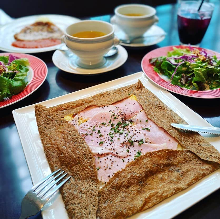 ハース池袋2号店のインスタグラム：「おはようございます☀️﻿ ハース池袋2号店です♫  姉妹店のハース池袋1号店﻿ 今日も気持ち良く窓はオープン🍀﻿ 感染拡大防止に努めながら﻿ ランチ・ディナーの店内営業行ってます🎶﻿ (詳しい感染拡大防止対策は一番下にございます)﻿ ﻿ お席やコースのご予約もお任せください‼️﻿ ﻿ 看板料理のガレットやチーズフォンデュ﻿ 本格ビストロ料理が頂けます🇫🇷﻿ ﻿ ハースの美味しいお料理で❤️﻿ 大切な方とのお時間を、おくつろぎ頂けたら。。﻿ と思います🍷✨﻿ ﻿ ﻿ 腕によりをかけてお待ちしています‼️﻿ お店で﻿ 皆さまの美味しい笑顔に会えますように😋﻿ ﻿ テイクアウト・デリバリーは今日も営業中🛵﻿ お気軽にお電話ください❤️﻿ 080-6234-8039 ﻿ ﻿ ・・・・・・・・・・・・・・・・・・・・﻿ ＊営業時間＊﻿ 【フレンチ洋食・Hearth🇫🇷】﻿ ★平日﻿ ランチ 11:30-15:00 ( L.O 14:00 ) ﻿ ディナー 17:30-22:00 ( food L.O 21:00・ drink L.O 21:30 )﻿ ★土日祝﻿ ランチ 11:30-15:30 ( L.O 14:30 ) ﻿ ディナー 17:00-22:00 ( food L.O 21:00・ drink L.O 21:30 )﻿ ﻿ ﻿ 【チキン専門店・LeCoqRoti】﻿ 【チーズと肉の専門店・COMTE】﻿ ★平日﻿ ランチ 11:30-15:00 ( L.O 14:00 ) ﻿ ディナー 17:00-22:00 ( food L.O 21:00・ drink L.O 21:30 )﻿ ★土日祝﻿ ランチ 11:30-16:00 ( L.O 15:00 ) ﻿ ディナー 17:00-22:00 ( food L.O 21:00・ drink L.O 21:30 )﻿ ﻿ 【ビル1F店頭販売】﻿ 11:30〜18:00頃まで　﻿ お弁当、お惣菜、ドリンク各種、酒類 ﻿ ﻿ 【Hearth・LeCoqRoti・COMTE】﻿ テイクアウト、当店スタッフによるデリバリー﻿ 11:30〜21:00(最終受付)﻿ ☎︎080-6234-8039 ﻿ ﻿ ・デリバリー範囲﻿ 池袋1~3丁目　池袋本町1丁目　南池袋1~4丁目﻿ 東池袋1~5丁目　上池袋1~3丁目　西池袋1~5丁目﻿ 目白1~4丁目　雑司ヶ谷1~3丁目　北大塚2~3丁目﻿ 南大塚3丁目 ﻿ ・・・・・・・・・・・・・・・・・・・・・・・・・・﻿ ★ハース池袋１号店﻿ https://hearth-ikebukuro1.com﻿ 050-7302-3541﻿ ★ルコックロティ﻿ https://lecoqroti-ikebukuro.com﻿ 050-7542-8898﻿ ★チーズチーズ＆ミート.コンテ﻿ https://comte-ikebukuro.com﻿ 050-5272-9816﻿ ・・・・・・・・・・・・・・・・・・・・・・・・・・﻿ 弊社感染拡大対策はこちら﻿ https://hearth-ikebukuro1.com/archives/3394 ﻿ ⚠️3密対策﻿ ⚠️除菌徹底﻿ ⚠️スタッフの体調管理徹底﻿ ﻿ #池袋#池袋グルメ#池袋ビストロ#池袋お昼ご飯#ハース #イタリアン#池袋ランチ#チーズ#ロティサリーチキン#テイクアウトしよう#テイクアウト#南池袋#カフェ#ラクレット#ガレット#チーズフォンデュ#池袋ガレット#お弁当#唐揚げ#煮込みハンバーグ#ルコックロティ#コンテ#ガレット#南池袋#サラダ#サラダランチ#席予約#営業再開#乾杯しよう#コース予約」