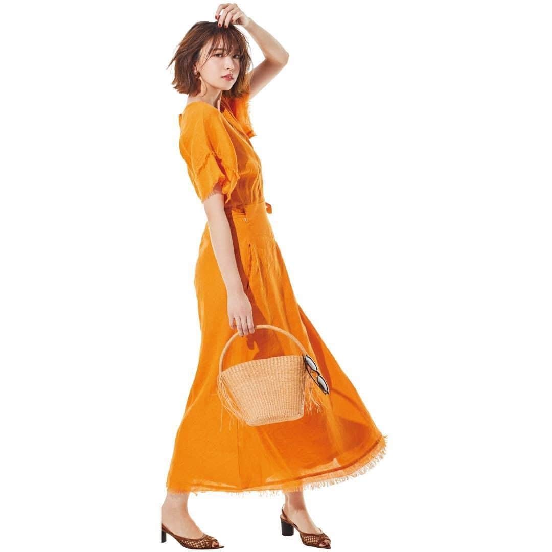 BAILAさんのインスタグラム写真 - (BAILAInstagram)「【今日のコーデ】 6月6日（土） 夏の日差しに似合うハッピーなムードのオレンジワンピース。着ているだけで元気になれそうなオレンジは大ぶりピアスやメッシュサンダルで少し辛口に味つけ。裾や袖の切りっぱなし風デザインがほどよい抜け感に。 ※アイテムの詳細は発売中のBAILA6.7月合併号をご覧ください。 ・ ・　 #今日のコーデ #毎日コーデ #コーディネート #コーデ #今日の服 #夏ファッション #夏コーデ #ワンピース #ワンピースコーデ #ファッション #宮田聡子 #ootd #coordinate #fashion #instafashion #BAILA #baila_magazine」6月6日 9時34分 - baila_magazine