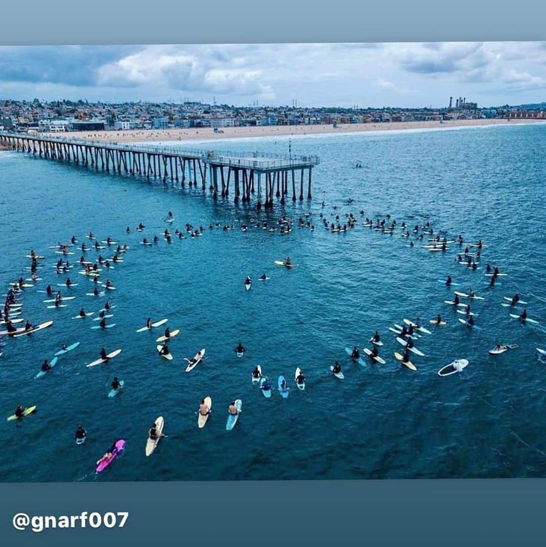 グラント・ガスティンさんのインスタグラム写真 - (グラント・ガスティンInstagram)「Very cool moment of solidarity that LA and I got to be a part of this morning. Put together by @blackgirlssurf  Thanks for making us aware @daninicolet and helping us get out into the water @michaelkussman  #BlackLivesMatter」6月6日 9時30分 - grantgust