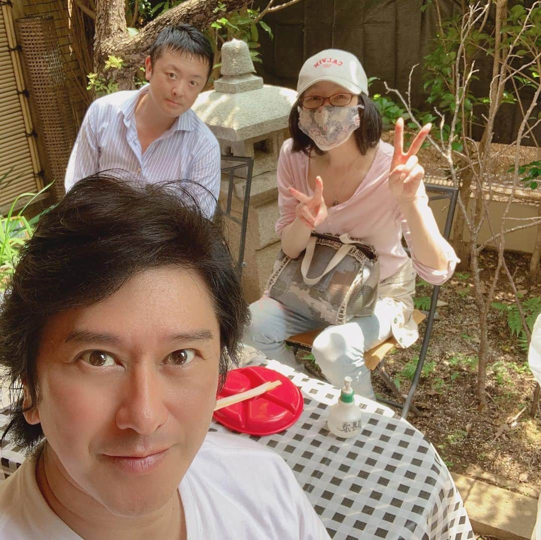 川崎麻世さんのインスタグラム写真 - (川崎麻世Instagram)「昨日は気温が30度🌞 暑かったけど初めて使ったオーニングテントで完璧な日除けで快適なバーベキューだった。 友達のタワラちゃんと元宝塚歌劇団のサミーも大喜びしてくれた😊  #庭でバーベキュー #オーニングテント #オーニング #焼き蛤 #スペアリブ #川﨑麻世 #川崎麻世 #元宝塚歌劇団」6月6日 9時37分 - mayokawasaki