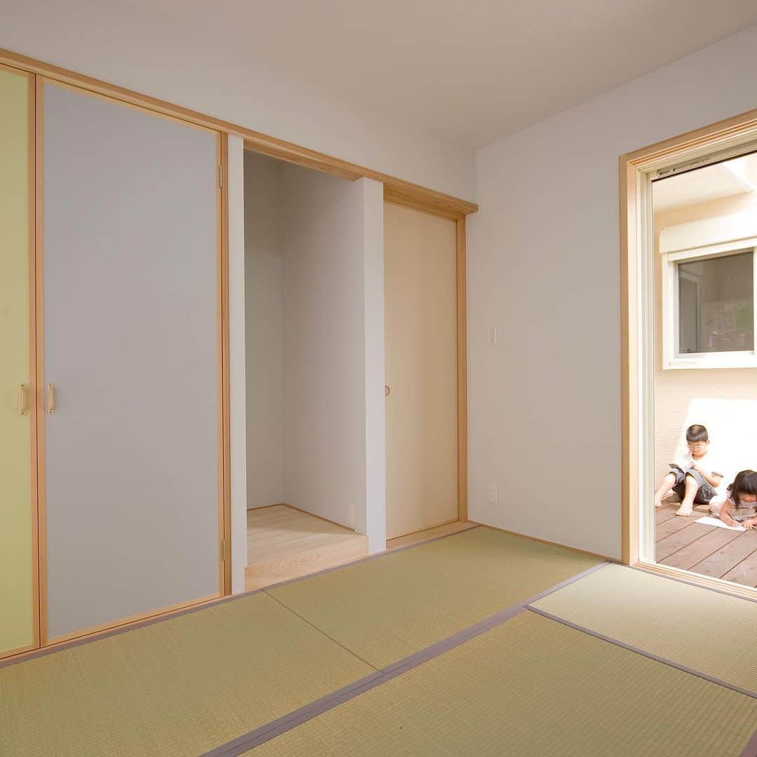 木の家ミヤシタさんのインスタグラム写真 - (木の家ミヤシタInstagram)「ミヤシタは神戸市北区の木の家工務店🌿  寝転んで気持ちいい和室から、そのままウッドデッキへ。ごろごろひなたぼっこも楽しめますね^^ もっと見たい方へ プロフィールはこちらです🌿  @miyashita_wood  宮下は兵庫県神戸市北区の一級建築士事務所の工務店です。 木造住宅による注文住宅の新築と建て替え、リフォーム、リノベーションをしています。  自社の製材所で兵庫県産木材の木を製材して大工の手仕事で木の家を建てています。 住宅性能 にもこだわり、セルロースファイバー断熱材を高気密高断熱のデコスドライ工法 を使い、床や内装に無垢材の杉・桧を取り入れています。  Instagramの方は プロフィールページのURLをタップ  #ミヤシタの家 #神戸市北区 #工務店 #一級建築士事務所 #木造住宅 #注文住宅 #新築 #建て替え #リフォーム #製材所 #兵庫県産木材 #木の家 #セルロースファイバー断熱材 #デコスドライ工法 #無垢材の床 #木のあるくらし #工務店選び #工務店がつくる家 #ミヤシタの家 #木が好きな人と繋がりたい #lovehyogo」6月6日 9時40分 - miyashita_wood