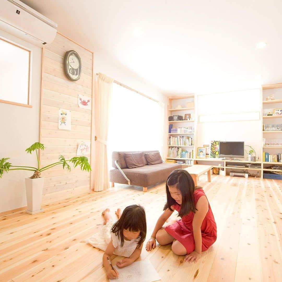 木の家ミヤシタさんのインスタグラム写真 - (木の家ミヤシタInstagram)「ミヤシタは神戸市北区の木の家工務店🌿  木のフローリングって、想像以上に気持ちいいんですよねぇ。お子さん達はもう知ってるね^^ もっと見たい方へ プロフィールはこちらです🌿  @miyashita_wood  宮下は兵庫県神戸市北区の一級建築士事務所の工務店です。 木造住宅による注文住宅の新築と建て替え、リフォーム、リノベーションをしています。  自社の製材所で兵庫県産木材の木を製材して大工の手仕事で木の家を建てています。 住宅性能 にもこだわり、セルロースファイバー断熱材を高気密高断熱のデコスドライ工法 を使い、床や内装に無垢材の杉・桧を取り入れています。  Instagramの方は プロフィールページのURLをタップ  #ミヤシタの家 #神戸市北区 #工務店 #一級建築士事務所 #木造住宅 #注文住宅 #新築 #建て替え #リフォーム #製材所 #兵庫県産木材 #木の家 #セルロースファイバー断熱材 #デコスドライ工法 #無垢材の床 #木のあるくらし #工務店選び #工務店がつくる家 #ミヤシタの家 #木が好きな人と繋がりたい #lovehyogo」6月6日 9時44分 - miyashita_wood