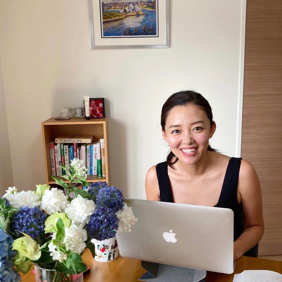 阿部優貴子のインスタグラム：「久しぶりの#あべゆき大学院life 👩🏻‍💻 4月の後半から始まった、早稲田大学大学院ビジネススクールのオンライン授業はもう春クォーターの終盤。 絶賛、レポートラッシュ中🙋‍♀️ * WBSが今学期はオンライン授業になると聞いて最初はすごく戸惑ったんですが。やってみたら、授業自体は意外とリアル授業とそんなに遜色なく受けられています🙆‍♀️ テクノロジーの力ってすごい！👏👏 教授の先生方もこの状況をなんとか前向きに解決してくれようとしているのが伝わってきます。 * とはいえ、やっぱり、一番残念なのは、同級生のみんなに会えないこと。学生同士の交流がMBAの一番の醍醐味だとおもうので、またキャンパスに通える日が待ち遠しい。。。 * まだまだオンラインが長くなりそうなので、作業環境をアップデートしつつ、修士二年目、がんばります👩🏻‍💻🏃‍♀️🏃‍♀️ * *  #早稲田大学大学院#ビジネススクール#MBA#businessschool#wbs#経営学修士#修士2年#社会人大学院生#あべゆき大学院life#オンライン授業#大人の学び直し」