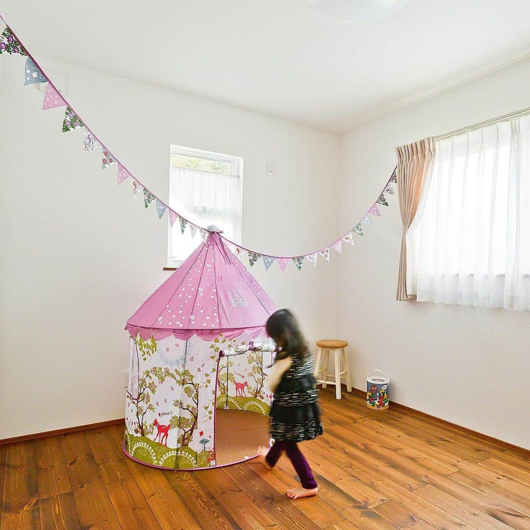 homelife 夢を叶える暮らし方のインスタグラム：「【キッズルーム】 . . お子様だけの秘密基地(*'ω'*) かわいいお部屋で楽しい暮らしに♪ . . こちらのお家はアーキホームライフのお施主様邸の施工写真です。 その他の施工写真は、 @homelife_gallery のURLからご覧いただけます。 . 家づくりの資料請求はコチラから @homelife_shiryou . . #かわいい #子ども心  #子供部屋 #キッズルーム #遊び心のある家 #遊び心 #憧れ #秘密基地 #マイホーム計画 #ローコスト住宅 #マイホーム #夢のマイホーム #間取り #シンプルな暮らし #暮らしを楽しむ #注文住宅 #自由設計 #デザイン住宅 #リノベ #リフォーム #myhome #family #house #home #homelife_京都 #homelife_大阪 #homelife_兵庫 #ホームライフ #ホームライフ100 #アーキホームライフ」