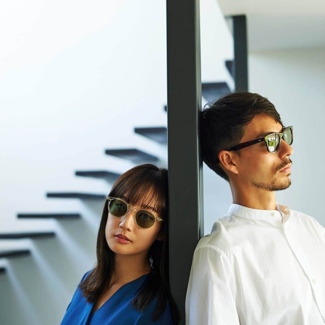 Zoff Officialのインスタグラム：「「Zoff×takashi kumagai」 大好評発売中😎✨ 🕶🕶🕶🕶 スタイリストでありカメラマン、また数々のアパレルブランドディレクターを務めるマルチクリエイター #熊谷隆志 氏（ @takashikumagai_official ）  が手掛けた今回のテーマは“アメリカンクラシック”。アメリカンクラシックフレームをベースに、定番カラーだけでなくウッド調に仕上げた仕様が新しいサングラスシリーズです。レンズはグリーンレンズを基調に、大人っぽく落ち着いたカラーで構成。また、各型１種類ずつクリアサングラスを追加し、年中楽しめるラインアップに。都会的にアレンジした、スタイリングの幅が広がる豊富なバリエーションです。 🕶🕶🕶🕶 着用品番（左・女性）ZH201G04_50A1(ライトイエロー) 着用品番（右・男性）ZH201G06_43E1(ブラウン) 🕶🕶🕶🕶 【種類】全8型 16種類 【発売日】2020年6月5日(金) 【価格】7,500円（税別）専用ケース、メガネ拭き付き 【取扱店舗】Zoff31店舗（下記）、Zoffオンラインストア、Zoff 楽天市場店、Zoff ZOZOTOWN店 【取扱店舗リスト】 Zoff 札幌アピア店 Zoff イオンモール盛岡南店 Zoff モラージュ菖蒲店 Zoff イオンレイクタウンmori店 Zoff ららぽーとTOKYO-BAY店 Zoff アトレ目黒店 Zoff 銀座コア店 Zoff MART "ALWAYS IN SEASON" ルミネ池袋店 Zoff 下北沢店 Zoff 原宿店 Zoff MART "ALWAYS IN SEASON" ルミネ立川店 Zoff ルミネ北千住店 Zoff アトレ吉祥寺店 Zoff 新宿マルイ本館店 Zoff MART "ALWAYS IN SEASON" ルミネエスト新宿店 Zoff グランド東京渋谷店 Zoff MART 自由が丘店 Zoff たまプラーザテラス店 Zoff ラゾーナ川崎プラザ店 Zoff マークイズ静岡店 Zoff イオンモール木曽川店 Zoff タカシマヤ ゲートタワーモール 名古屋駅店 Zoff グランフロント大阪店 Zoff あべのキューズモール店 Zoff なんばCITY店 Zoff あまがさきキューズモール店 Zoff Park キャナルシティ博多店 Zoff イオンモール八幡東店 Zoff 福岡パルコ店 Zoff トキハわさだタウン店 Zoff アミュプラザ鹿児島店  #Zoff #takashikumagai #熊谷隆志 #sunglasses #sunglassesfashion #sunglasses😎 #eyewear #summer #yellowsunglasses #grennsunglasses #clearsunglasses #イエローサングラス #グリーンサングラス #クリアサングラス #サングラス #メガネ #zofftakashikumagai」