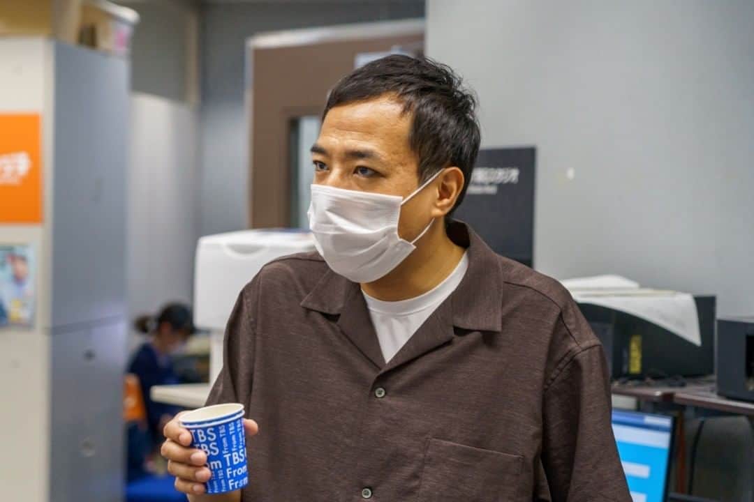 TBSラジオ「ナイツのちゃきちゃき大放送」さんのインスタグラム写真 - (TBSラジオ「ナイツのちゃきちゃき大放送」Instagram)「放送前、番組スタッフとYouTubeについて熱く語る #ナイツ塙  #chaki954  #ナイツ  #tbsラジオ  #tbsradio  #土曜ワイド  #ちゃきちゃき大放送  #放送の風景  #漫才」6月6日 9時54分 - knights_chakichaki