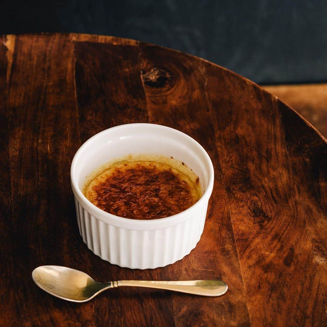 ORGANIC TABLE BY LAPAZのインスタグラム：「LAPAZ VEGAN SWEETS Creme brûlée  こんにちはLAPAZです！ 今週から通常営業がスタートし、LAPAZのスウィーツもご用意しています！  今日ご紹介するスウィーツは 「クレームブリュレ」  スプーンを入れた時の表面のキャラメルのザクザク感が醍醐味のクレームブリュレ。 マダガスカル産のバニラがリッチに香る濃厚で滑らかな舌触りをお楽しみください。  白砂糖・乳製品・卵不使用のLAPAZ特製のスウィーツは食事の後や、午後のティータイムにおすすめです！ ジョージアクヴェヴリワインのアンバーワインもおすすめですよ！  営業時間 11:00〜OPEN 18:00 FOOD LAST ORDER 19:00 CLOSE ＊全て手作りの料理のため、料理はなくなり次第終了となります。予め、ご了承くださいませ。  今週末も美味しいジョージアワイン、オーガニックビールも到着しました！ 素敵な週末をお過ごし下さいね！ HAVE A NICE DAY!! photo by @a28photo  #organictablebylapaz  #plantbased  #vegansweets  #cremebrulee  #vegantokyo #tokyovegan #qvevri #Georgiawine #craftbeer」