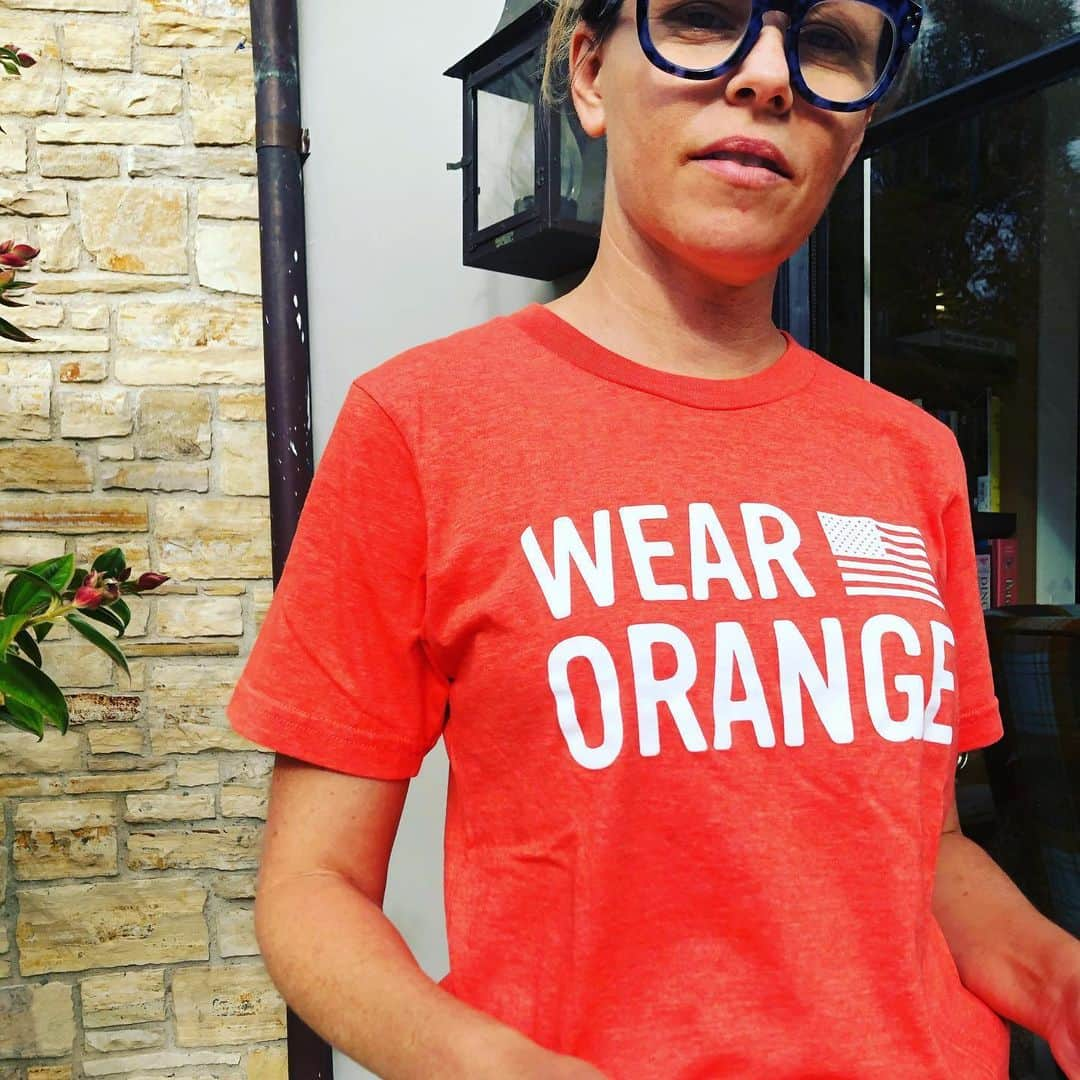 エリザベス・バンクスさんのインスタグラム写真 - (エリザベス・バンクスInstagram)「I #WearOrange because gun violence prevention is key to saving black lives. There is a deadly intersection of white supremacy, racism and gun violence in America. We must work to #DisarmHate @momsdemand @everytown」6月6日 9時58分 - elizabethbanks