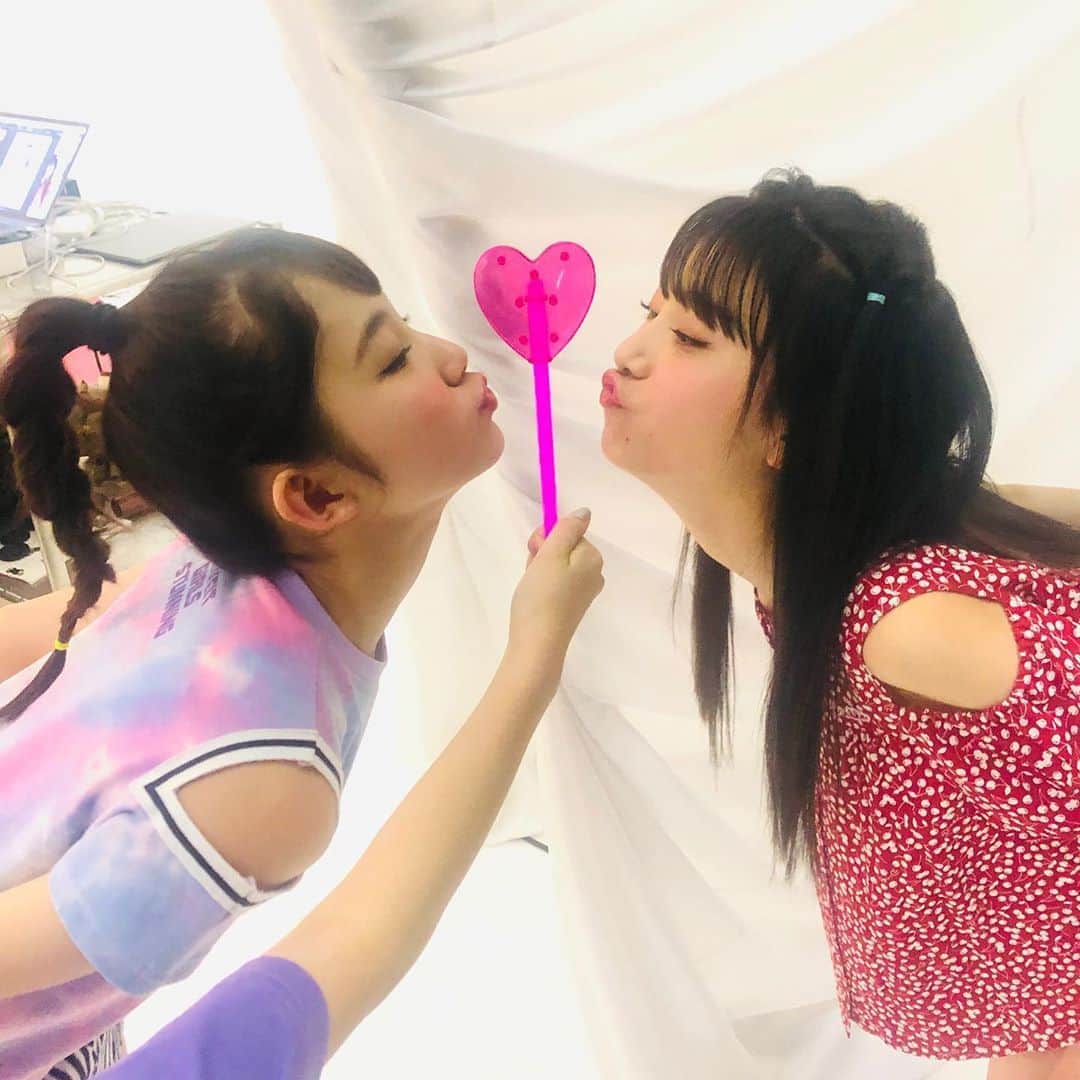 ニコ☆プチのインスタグラム：「\ ❤︎ / 真ん中の手はだれでしょう🥴⁇ . . . #井口虹姫  #近藤藍月」