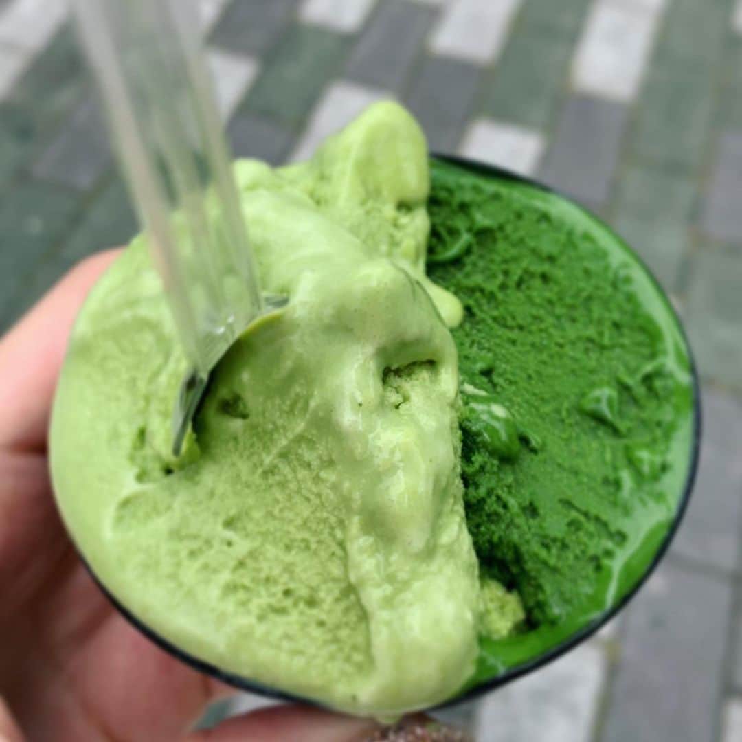 小野澤玲奈さんのインスタグラム写真 - (小野澤玲奈Instagram)「弟に送った﻿ ななやの抹茶ジェラート🍵﻿ ﻿ 若くてかわいいお嫁さんが抹茶好きなのです🥰﻿ ﻿ No.１〜７まであって﻿ No.７は世界一濃い！抹茶ジェラート﻿ ﻿ 送られてきた写真の緑グラデーションを見たら﻿ 自分でも食べたくなって、、﻿ 新茶シーズン限定の新茶＆No.６💋﻿ 本物の抹茶の風味豊か。濃厚。 👅が緑色になるよ﻿ ﻿ 次は７にしようっと😊﻿ ﻿ #おのざわおすすめシリーズ ﻿ #ななや ﻿ #ななやの世界一濃い抹茶アイス ﻿ #抹茶 #抹茶スイーツ #抹茶ジェラート﻿ #抹茶好き #贈り物 ﻿ #静岡市 ﻿#本店 は#藤枝市﻿ #静岡スイーツ #静岡の王道」6月6日 10時22分 - reina.onozawa
