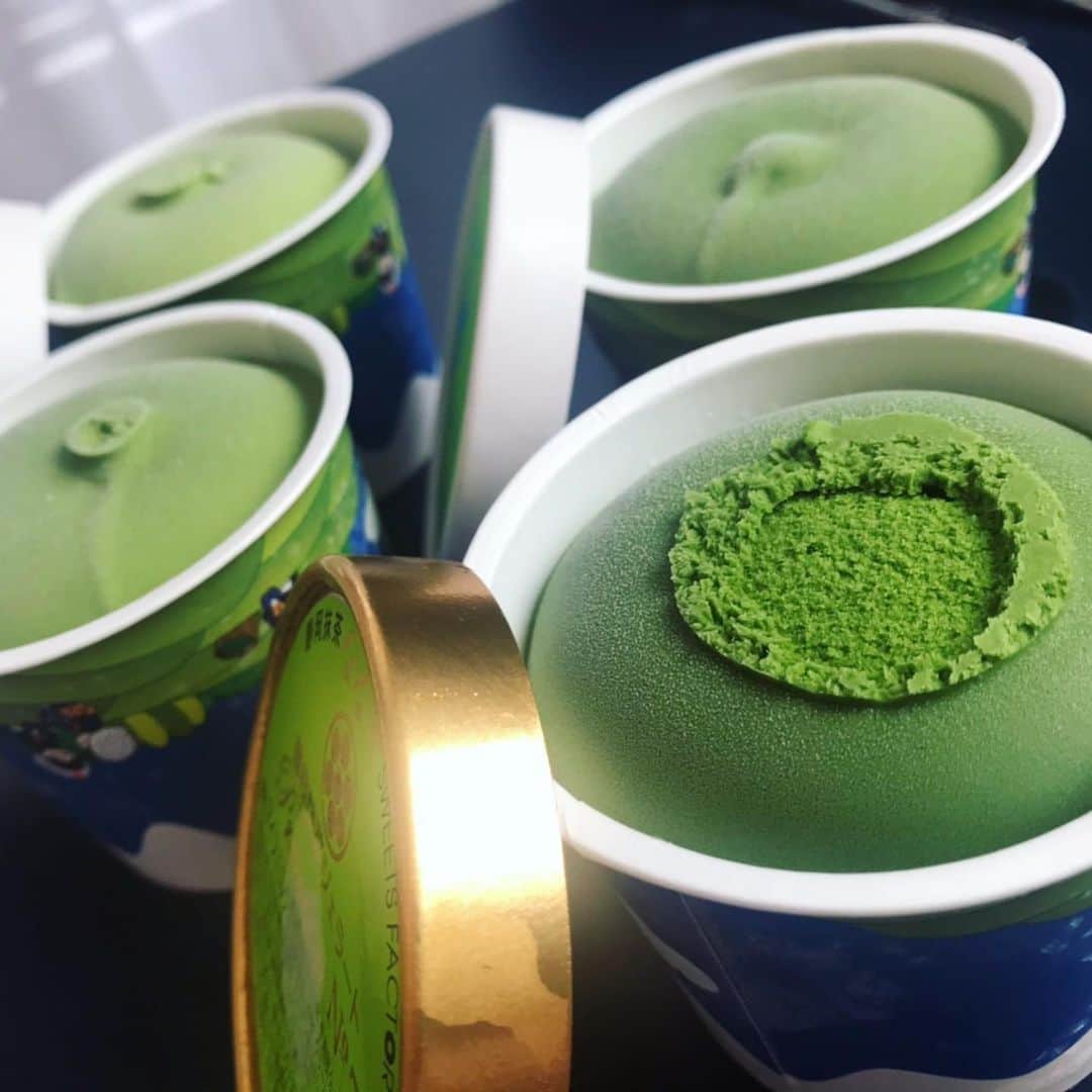 小野澤玲奈さんのインスタグラム写真 - (小野澤玲奈Instagram)「弟に送った﻿ ななやの抹茶ジェラート🍵﻿ ﻿ 若くてかわいいお嫁さんが抹茶好きなのです🥰﻿ ﻿ No.１〜７まであって﻿ No.７は世界一濃い！抹茶ジェラート﻿ ﻿ 送られてきた写真の緑グラデーションを見たら﻿ 自分でも食べたくなって、、﻿ 新茶シーズン限定の新茶＆No.６💋﻿ 本物の抹茶の風味豊か。濃厚。 👅が緑色になるよ﻿ ﻿ 次は７にしようっと😊﻿ ﻿ #おのざわおすすめシリーズ ﻿ #ななや ﻿ #ななやの世界一濃い抹茶アイス ﻿ #抹茶 #抹茶スイーツ #抹茶ジェラート﻿ #抹茶好き #贈り物 ﻿ #静岡市 ﻿#本店 は#藤枝市﻿ #静岡スイーツ #静岡の王道」6月6日 10時22分 - reina.onozawa