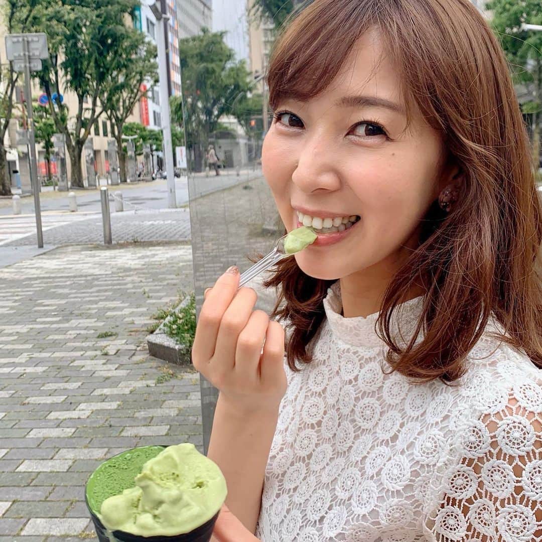 小野澤玲奈のインスタグラム：「弟に送った﻿ ななやの抹茶ジェラート🍵﻿ ﻿ 若くてかわいいお嫁さんが抹茶好きなのです🥰﻿ ﻿ No.１〜７まであって﻿ No.７は世界一濃い！抹茶ジェラート﻿ ﻿ 送られてきた写真の緑グラデーションを見たら﻿ 自分でも食べたくなって、、﻿ 新茶シーズン限定の新茶＆No.６💋﻿ 本物の抹茶の風味豊か。濃厚。 👅が緑色になるよ﻿ ﻿ 次は７にしようっと😊﻿ ﻿ #おのざわおすすめシリーズ ﻿ #ななや ﻿ #ななやの世界一濃い抹茶アイス ﻿ #抹茶 #抹茶スイーツ #抹茶ジェラート﻿ #抹茶好き #贈り物 ﻿ #静岡市 ﻿#本店 は#藤枝市﻿ #静岡スイーツ #静岡の王道」