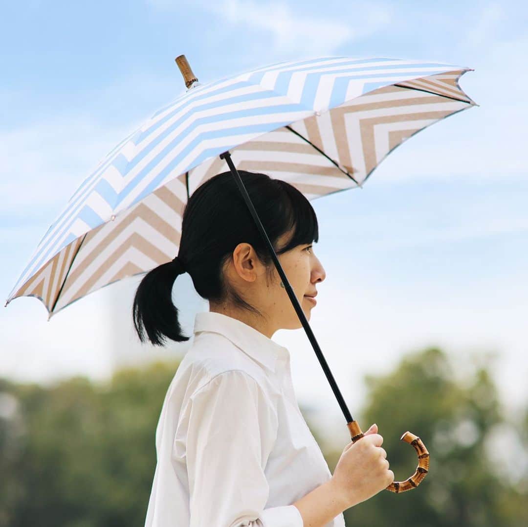 hiraliさんのインスタグラム写真 - (hiraliInstagram)「hirali 手ぬぐい日傘  涼しげで優しい風合いの手ぬぐい日傘。  リバーシブルに染め上げたhiraliの手ぬぐいから作った日傘です。傘を広げると、外からと内から二つの色を楽しむことができます。  古き良き日本の四季を感じさせるデザインでありながら、どこかモダンな雰囲気に仕上げています。 手ぬぐ生地には、UVカット加工を施しています。  ナチュラルで高級感のある持ち手もポイント。 大人の女性にぴったりな上品な表情で、休日にもお仕事中にも活躍してくれます。 ◾️ホームページ http://takenosenko.jp/  #キナリノ#キナリノモール #hirali#ひらり#てぬぐい#手ぬぐい#竹野染工#日傘#UV対策 #丁寧な暮らし#今日のてぬぐい#手ぬぐいのある暮らし #伝統工芸#布#生地#テキスタイル#北欧 #traditional #madeinjapan #ロール捺染#毛穴町 #暮らし#暮らしの雑貨#雑貨#Oo#ワォ#堺市#注染#晒」6月6日 10時25分 - hiralitenugui