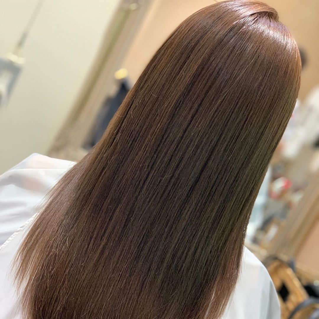 天間晴香さんのインスタグラム写真 - (天間晴香Instagram)「💇‍♀️✂️💇‍♀️✂️💇‍♀️✂️💇‍♀️✂️💇‍♀️﻿ ﻿ ミネコラ&カットカラー🦖 ⋆͛﻿ ﻿ #ミネコラ 2回目💛👏﻿ ﻿ やっぱ美髪最高🔥﻿ ﻿ まるさんありがとう✨﻿ 本当に @agreat_maru さんは﻿ カットうまいし、カラーが失敗しないし﻿ わがままな要望も叶えてくれる😳﻿ また行こうっと✨﻿！ ﻿ ﻿ #﻿アグレイト #ヘアカラー  #ブリーチなし #美髪 #潤髪  #髪の毛命 #ヘアカラー #ミルクティーベージュ #イメチェン #髪色 #あざとカラー #後ろ姿だけ美人 #身長小さいけど」6月6日 10時25分 - haruchimu23